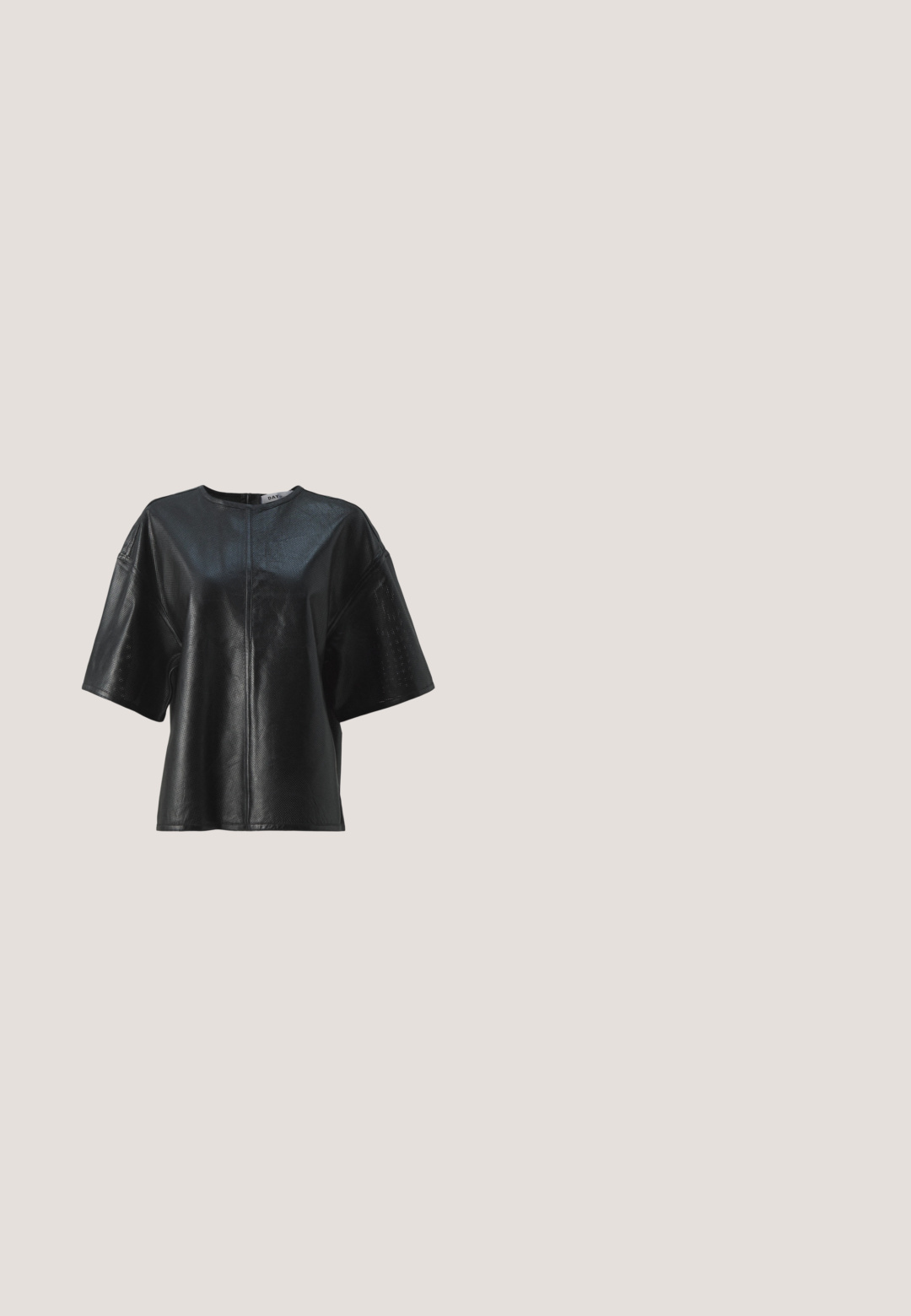 Sort læder top med korte ærmer, tekstureret mønster, rund halsudskæring og lynlås i ryggen. Løs pasform med en ren, moderne silhuet.; Maxi nederdel i denim med en blå hovedfarve og sorte sidepaneler, lige pasform, frynset kant og klassisk femlomme-design.; Sorte lædermules med spids tå og en unik kegleformet hæl. Glat tekstur og minimalistisk design, åben bagside for nem påtagning.; Store sorte oversized solbriller med firkantet form, lavet af blank plastik, med grå linser, små sølvdetaljer og indgraveret branding på armen.; Sort læderhåndvask med en struktureret form, en glat overflade og en enkelt skulderrem. Har et subtilt, rundet klapdesign.; Sølv hoop-øreringe med en poleret finish, der har en cirkulær form og en hængslet lukning. Glat tekstur med minimal detaljering.