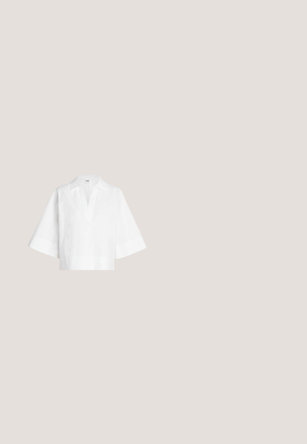 Chemise blanche ample avec larges manches trois-quarts et une encolure en V profonde, présentée sur un fond clair uni.; Jean en denim bleu taille haute avec jambes légèrement évasées, cinq poches, fermeture par bouton et décoloration subtile sur le devant.; Sandales à talons noirs avec plusieurs fines lanières sur le bout, une seule lanière à la cheville avec une boucle dorée, et un bout carré.; Sac à main en nylon tan avec un design plié, un fermoir doré et une bandoulière amovible. Texture douce et forme plate avec un minimalisme dans les détails.; Paire de boucles d'oreilles créoles en or lisse et brillant avec des tiges fines et des fermoirs à charnière sur un fond clair uni.; Ceinture en cuir marron au design épuré, dotée d'une boucle dorée et de coutures blanches contrastées. Surface texturée avec une finition lisse.