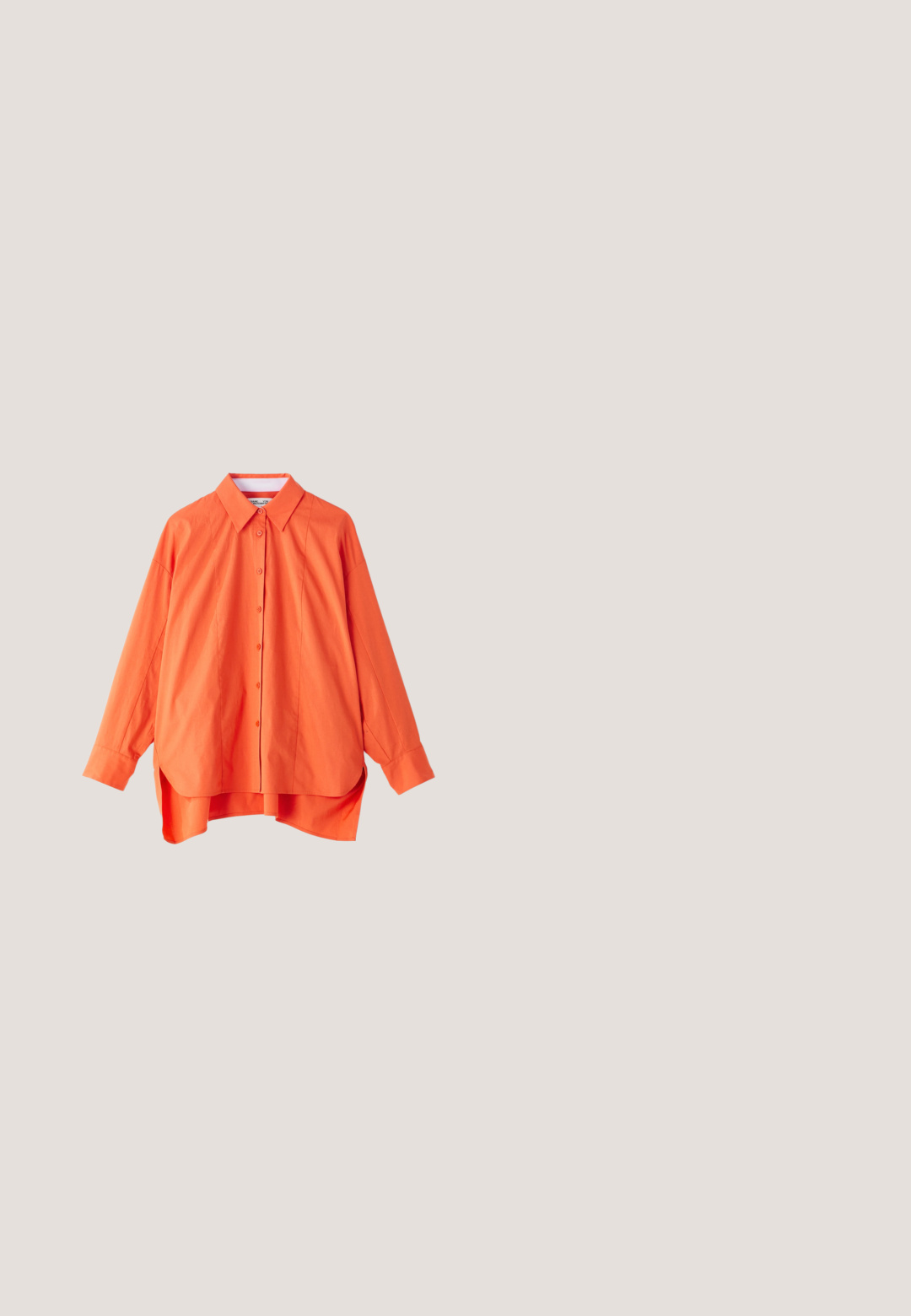 Oranje overhemd met knopen, met een kraag, lange mouwen en een licht gebogen zoom. Gemaakt van een soepele stof met een relaxte pasvorm.; Crèmekleurige short met knoop aan de voorkant, ritssluiting en geborduurde symmetrische bloemen- en paddenstoelpatronen in oranje, roze, blauw en bruin.; Laaggehakte T-strap schoen van bruin leer en beige stof met stippen, met een kleine blokhak en een verstelbare zijgesp.; schildpadbril met vierkante lenzen, donkerbruine tint en kenmerkende frontaccenten; gladde textuur en stevig frame ontwerp.; Bruine draagtas met blauwe bies, met een speels ontwerp van palmbomen, harten en abstracte vormen in oranje en wit aan de voorkant.; Verstelbare zwarte koordarmband met afwisselend witte en gele kralen, een gouden bloemenbedel en een klein rechthoekig gouden label.