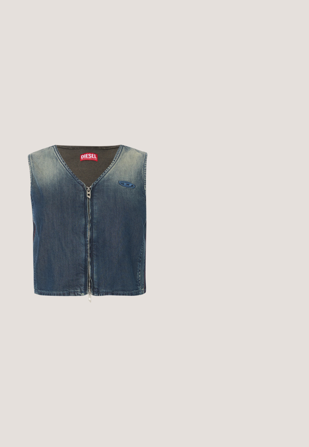 Veste en denim avec un col en V et une fermeture éclair à l'avant, avec une texture côtelée au niveau du col, et un patch logo sur le côté gauche.; Jupe crayon noire en tissu lisse. Elle présente un ourlet arrondi et un logo noir proéminent à la taille. Design simple, sans motifs.; Talons hauts slingback noirs avec un embout pointu, présentant un détail de boucle en argent brillant et un talon fin. Texture en cuir lisse, design minimaliste.; Sac à main en similicuir noir avec une forme incurvée unique, une poignée courte et un détail de logo argenté sur le devant. Texture lisse, design minimaliste.; Paire de petites boucles d'oreilles créoles argentées brillantes avec une base ronde, présentées sur un fond clair uni.; Ceinture en denim bleu foncé avec boucle ovale en argent ornée d'un motif géométrique découpé, enroulée sur un fond blanc.
