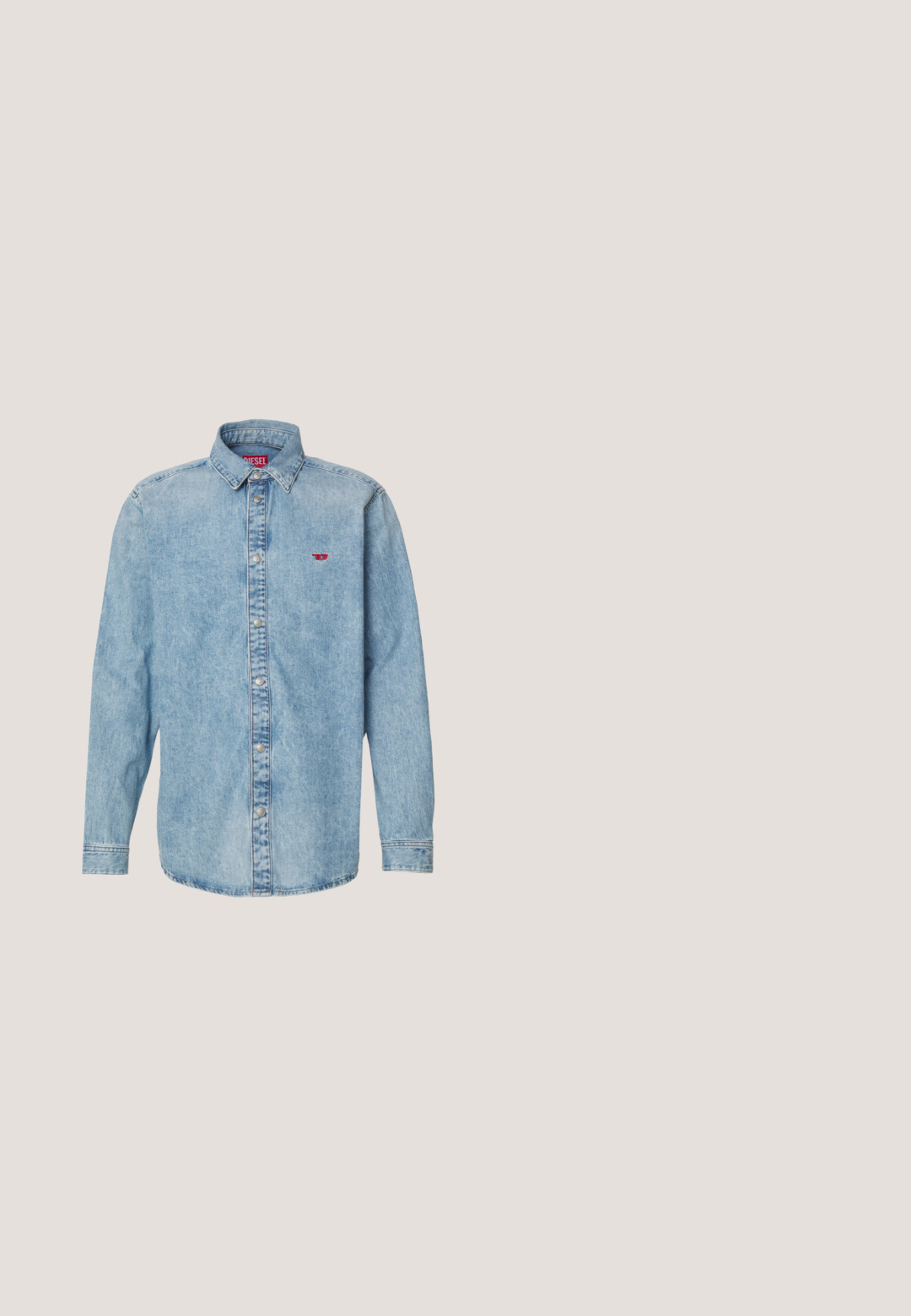 Lys blå denimskjorte med lange ærmer, spidse krave og knaplukning. Har et lille rødt logo på venstre brystområde.; Sorte slim-fit jeans med for- og baglommer, bæltestropper og knaplukning, præsenteret på en hvid baggrund.; Grøn gummi klipklap med justerbar rem og ventilationshuller. Glat tekstur, rundt tåparti og hævet sål for komfort.; Sorte rektangulære solbriller med mørke linser og mat finish. Har et præget "POLO"-logo på stængerne og et robust rammedesign.; Lys beige slips med et subtilt diagonalt stribemønster, lavet af glat stof, med en spidse ende og en flad bredde hele vejen igennem.; Sort stoftaske med flad form, prydet med fed hvid tekst. Lynlåsen er placeret øverst, med en løkke detalje på den ene side.