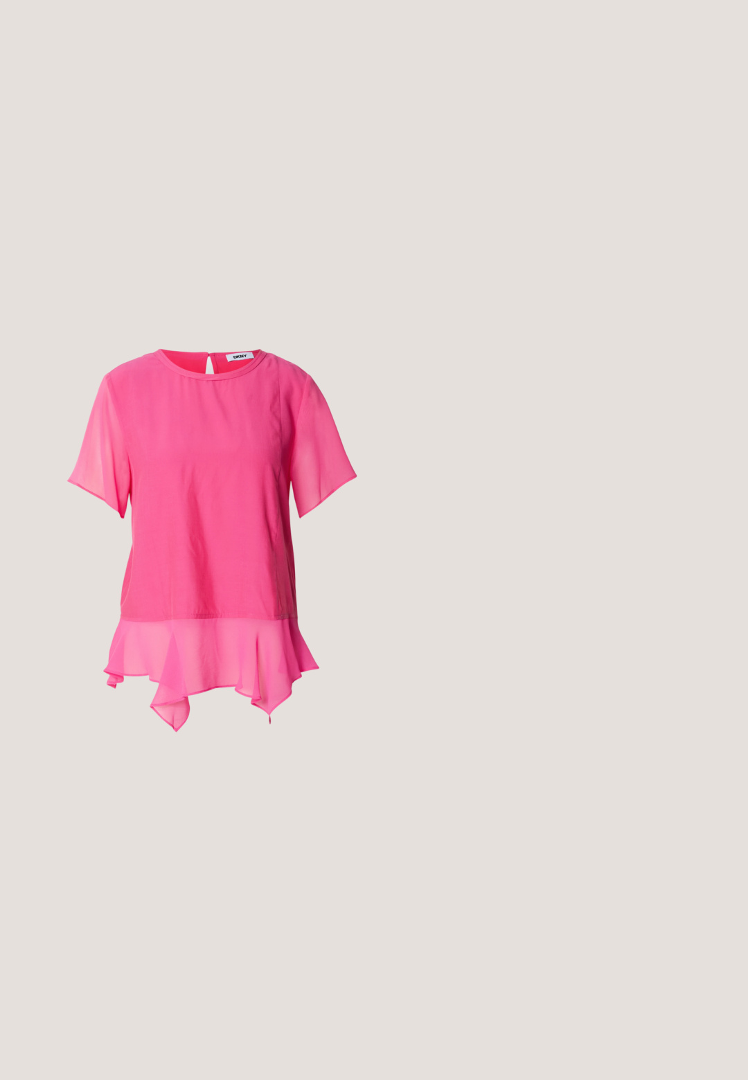 Rosa kortærmet top lavet af letvægtsstof, med rund halsudskæring, nøglehul bagpå og et lagdelt, flæset kant.; Lyserød midiskørt med elastisk talje, der har et lagdelt design og gennemsigtige detaljer, hvilket skaber en svævende silhuet og blød tekstur.; Sort læderspids højhælede sko med tynd rem og spænde over vristen, stående på en neutral lys baggrund.; Sorte solbriller med et strømlinet, vinklet design, mørke linser og et kontrasterende sølvlogo på siden. Glat plastoverflade.; Sorte læderhåndtaske med en buet form, en enkelt skulderrem og lynlås lukning øverst. Har et diskret logo på fronten til branding.; Sølv metal hoop øreringe med et tekstureret design, der har en lille post bagpå og branding på en af øreringene. Rund form med en poleret overflade.