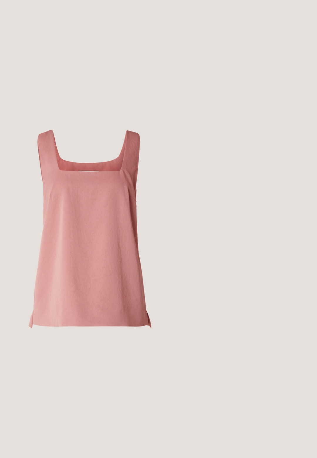 Top sin mangas de color rosa con escote cuadrado, hecho de una tela ligera, que presenta un corte amplio y aberturas laterales para facilitar el movimiento.; Pantalones blancos de mezcla de lino de corte holgado con cintura elástica y cordón frontal, diseño de pierna recta.; Pies con sandalias negras con tiras y hebillas en el tobillo, combinadas con una prenda blanca que termina por encima de los tobillos sobre un fondo blanco.; Gafas de sol de carey marrón con una forma vintage de ojo de gato y lentes marrones. Presentan brazos curvados con acentos rojos.; Bolso de mano de cuero negro trenzado con asa corta y correa de hombro desmontable, exhibido sobre un fondo claro y liso.; Pendientes de aro de plata con un acabado pulido, que presentan una forma circular y un cierre de gancho. Textura suave con detalles mínimos.
