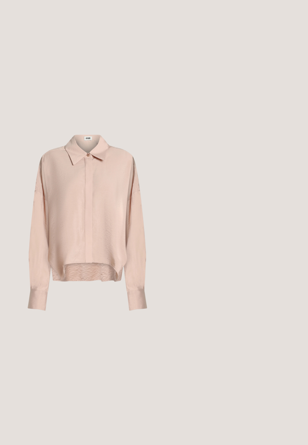 Blouse rose clair à manches longues, col pointu, patte de boutonnage à l’avant, épaules tombantes et ourlet légèrement incurvé.; Pantalon beige à coupe droite, avec deux plis devant, une braguette à boutons et une texture lisse. Aucune poche visible sur l'image.; Mocassins en cuir crème avec un design à tabliers avant et un petit talon bloc. Comprend une semelle extérieure noire contrastante et un détail de branding subtil.; Lunettes de soleil en écaille de tortue avec monture carrée, verres dégradés et détail doré "LOVE" sur la branche. Matériau en plastique lisse.; Sac fourre-tout en cuir tan avec des poignées doubles arrondies, des accents de couture subtils, et une étiquette avec le logo. Texture lisse et design simple.; Boucles d'oreilles clous en forme de croissant, dorées et roses, avec des attaches à tige sur fond blanc.
