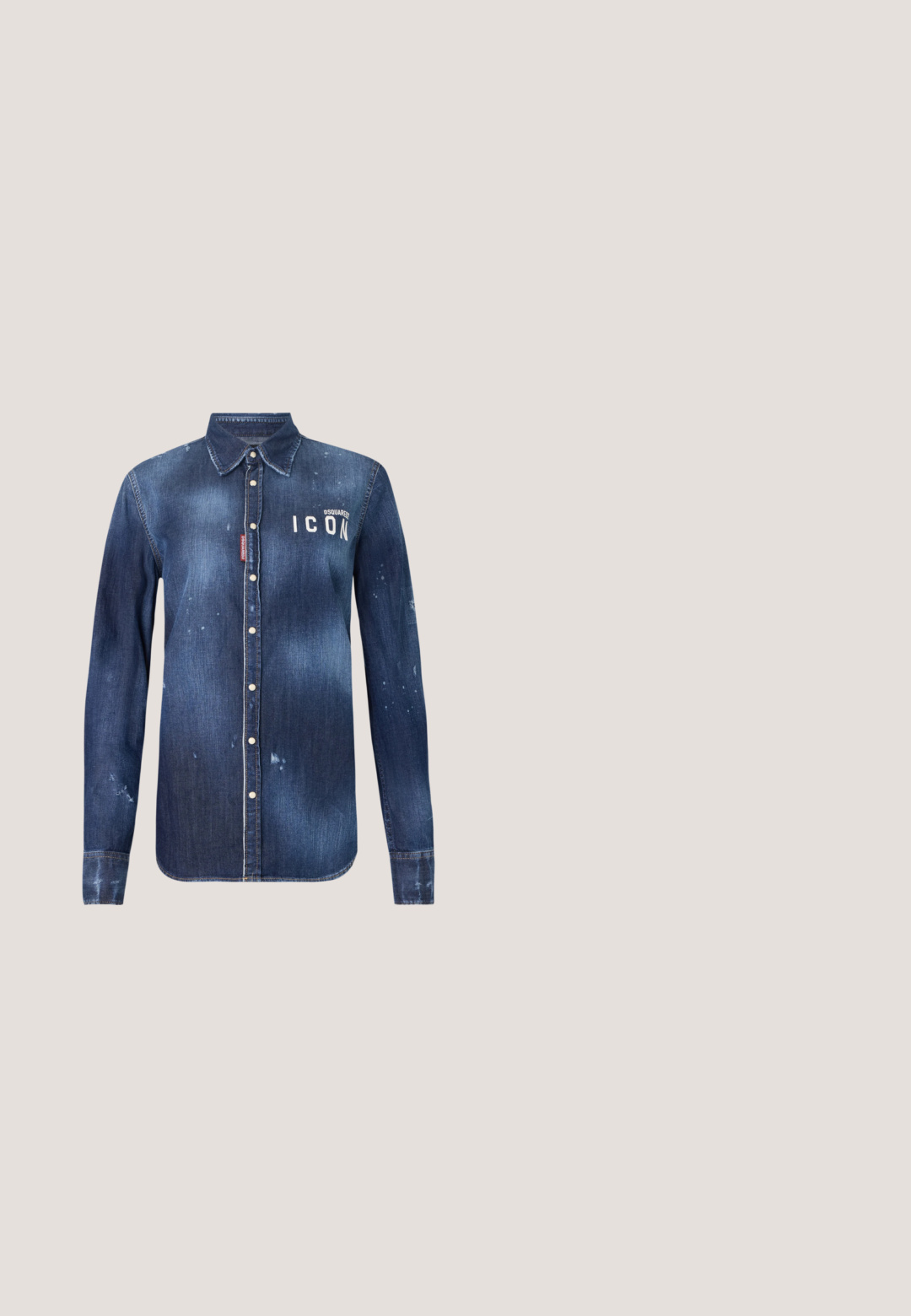 Camisa de denim en azul oscuro, con un diseño de botones, desgarros preservados, acentos desgastados y texto blanco "ICON" en el pecho.; Vaqueros de pierna ancha azul oscuro con cintura alta, cierre de botones delantero y bolsillos frontales visibles sobre un fondo liso claro.; Zapato de tacón slingback de charol negro con punta afilada, tacón moderado y una correa que presenta una atrevida marca blanca a lo largo del borde.; Bolso de mano de cuero sintético negro con una forma curva única, asa corta y un detalle de logo plateado en el frente. Textura suave, diseño minimalista.; Pendientes de aro de resina negra con acabado brillante y acentos de hardware en tono plateado. Forma circular con un corte y cierre a presión.; Cinturón de cuero negro enrollado con hebilla rectangular plateada y una punta geométrica plateada única sobre un fondo blanco.