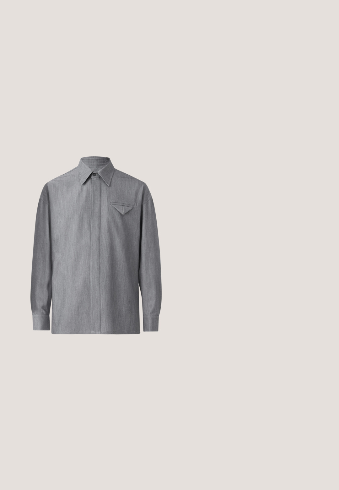 Camisa gris de botones con mangas largas, cuello puntiagudo y un bolsillo en el pecho izquierdo con un detalle de solapa triangular. Textura suave.; Pantalones grises ajustados con un fino estampado de cuadro, diseño de pierna recta y una textura de tela suave. Cuenta con trabillas para cinturón y cierre de cremallera.; Zapato de vestir de piel negra con hebilla plateada, puntera redondeada, tacón bajo apilado y acabado liso y pulido.; Corbata de etiqueta con un patrón de rayas diagonales texturizadas. Hecha de una tela suave, presenta un ancho estrecho y un extremo puntiagudo.; Maletín de cuero negro con panel frontal texturizado, doble asa superior, correa de hombro desmontable y pequeño logo plateado en la esquina inferior derecha.; Cinturón de cuero negro con hebilla de metal plateado colocado plano sobre una superficie blanca, mostrando el nombre de la marca grabado en la hebilla.