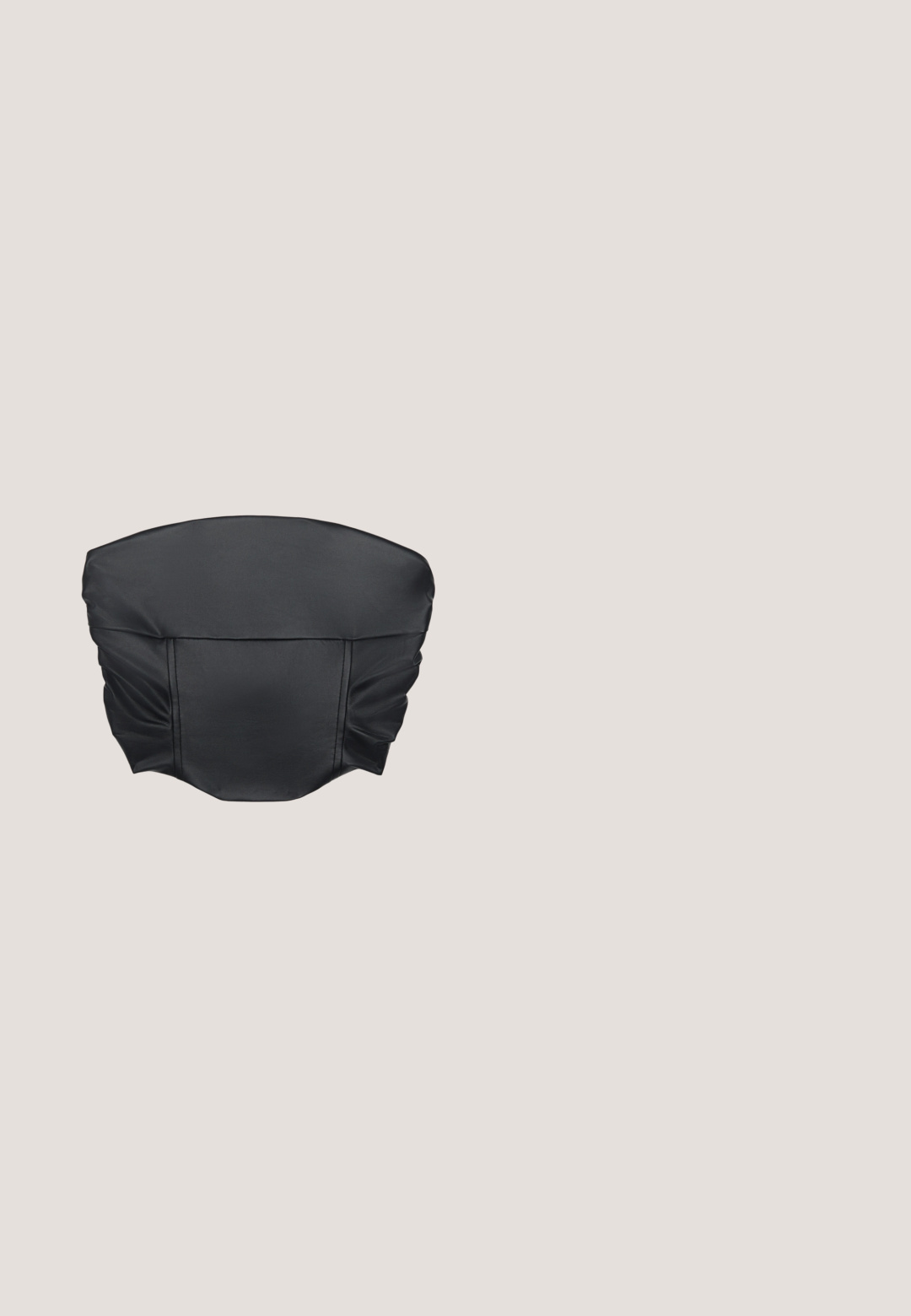 Top corto de piel sintética negra con textura arrugada y forma estructurada, que presenta una superficie suave y detalles de costura mínimos.; ONLY Pantalones - black; Zapatos de tacón de charol negro con plataforma y correa al tobillo, punta redondeada y tacón cuadrado, que muestran una textura lisa y brillante.; COACH QUILTED TABBY SHOULDER WITH CHAIN - Bolso de mano - black; Pendientes de aro dorados con un acabado suave y brillante. Diseño en forma de C con una superficie pulida. Incluye un vástago afilado para un sujeción segura.; Cinturón de cuero negro con hebilla de metal plateado de borde curvado y tres ranuras horizontales. Textura lisa, forma rectangular.