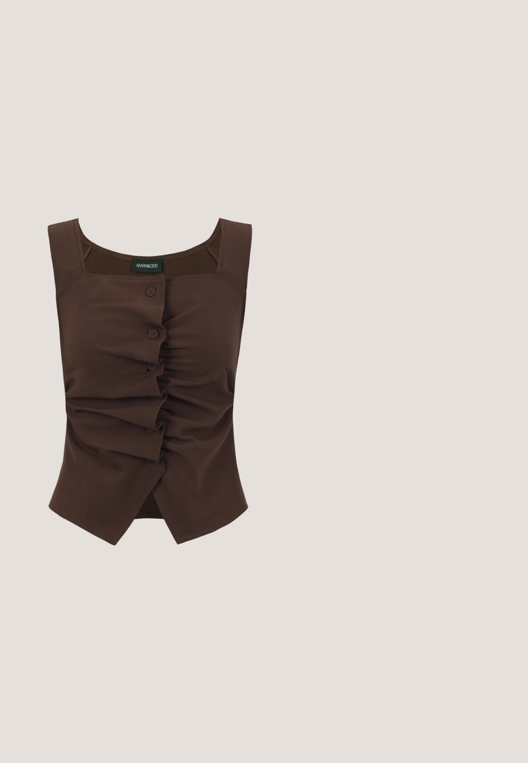 Bruine mouwloze blouse met een vierkante halslijn en knopen aan de voorkant die een geplooid, asymmetrisch detail in het midden creëren.; Olijfgroene, enkellange skirt met geplooide elastische tailleband en een gladde, licht kreukelige stofstructuur.; Knielange, donkerbruine leren laars met een spitse neus, hoekige blokhak en een gladde, glanzende textuur. Heeft een strak ontwerp en stikdetails.; Bruin getinte rechthoekige brillen met een glanzende afwerking, met slanke pootjes en doorzichtige glazen. Logo zichtbaar op de linkertempel.; Bruine suede tote bag met twee lange handvatten, trekkoordsluiting en een gladde textuur. Kenmerkt zich door een eenvoudig ontwerp en minimale accenten.; Bruine leren riem met gouden afgeronde gesp, opgerold en liggend op een witte ondergrond.