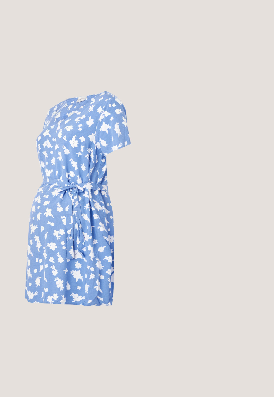 Robe à manches courtes bleu clair avec un motif floral blanc, dotée d'une ceinture à la taille et d'une coupe décontractée. Tissu doux avec un col rond.; Jupe en jean de maternité avec panneau extensible gris à la taille et une fente à l'avant, conçue pour le confort pendant la grossesse.; Chaussures en daim tan à enfiler, avec des pointes et un petit accent de boucle. Portées avec un short noir et un blazer oversize beige.; Lunettes carrées avec montures métalliques dorées et bords marron dégradés, avec des branches noires et des plaquettes nasales réglables.; Sac bandoulière en cuir marron, avec une poche avant zippée, quincaillerie dorée et une bandoulière détachable. Texture lisse avec un design simple.; Collier délicat à double chaîne en or avec de petites perles blanches espacées régulièrement sur un fond clair uni.