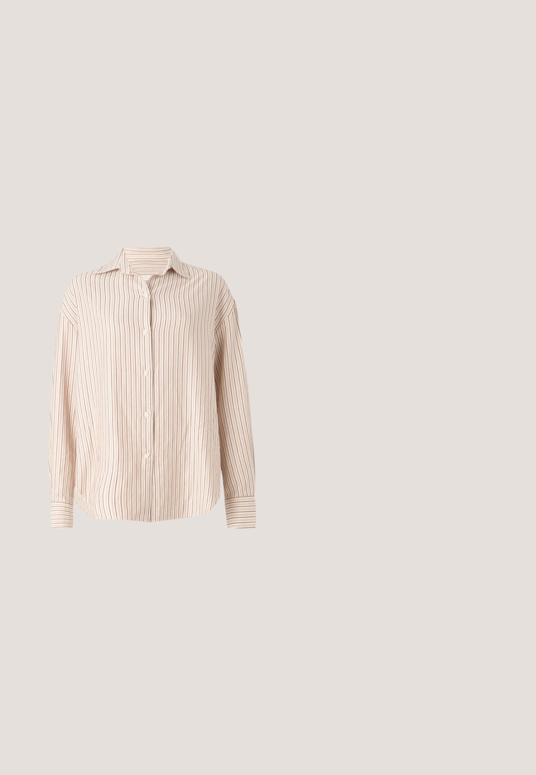 Stribet skjorte i off-white med tynde lodrette røde striber. Har en spread krave og lange ærmer med manchetter.; Vidde bukser i lys brun, lavet af tekstureret stof. Har frontplisser og en tætsiddende talje. Simpelt design uden synligt hardware.; Brun læder mule med spids tå, samlet tekstur, lille hæl og en snorede accent ved åbningen. Glat finish.; Jimmy Choo Solbriller - gold-coloured; Mørkebrun blank læderclutch med plisseret design og en tynd håndledsrem på hvid baggrund.; Guldlænkearmbånd med justerbar lås, der har en oval midterdel med stiliserede initialer og en rund brandtag charme.