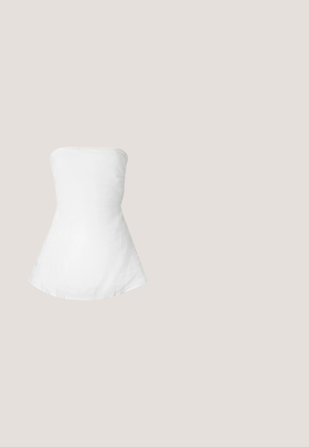 Robe blanche sans bretelles avec un corsage ajusté et une jupe évasée, présentée à plat sur un fond neutre.; Pantalons à larges jambes à motif floral bleu, fabriqués en tissu léger, avec une taille haute et une fermeture à bouton.; Mule bleu clair à bout ouvert avec des brides larges croisées et un talon mi-hauteur évasé, présenté de profil sur fond blanc.; Une paire de lunettes de soleil rectangulaires avec des montures translucides bleu clair et des verres gris foncé, présentant des branches droites et des détails matériels minimaux.; ONLY ONLFLORENCE CROSSBODY BAG - Sac bandoulière - blue denim/gold; Pierres bleues et turquoise en taille émeraude disposées par tailles graduées sur une chaîne en argent, avec de petites perles supplémentaires pour accentuer le design.