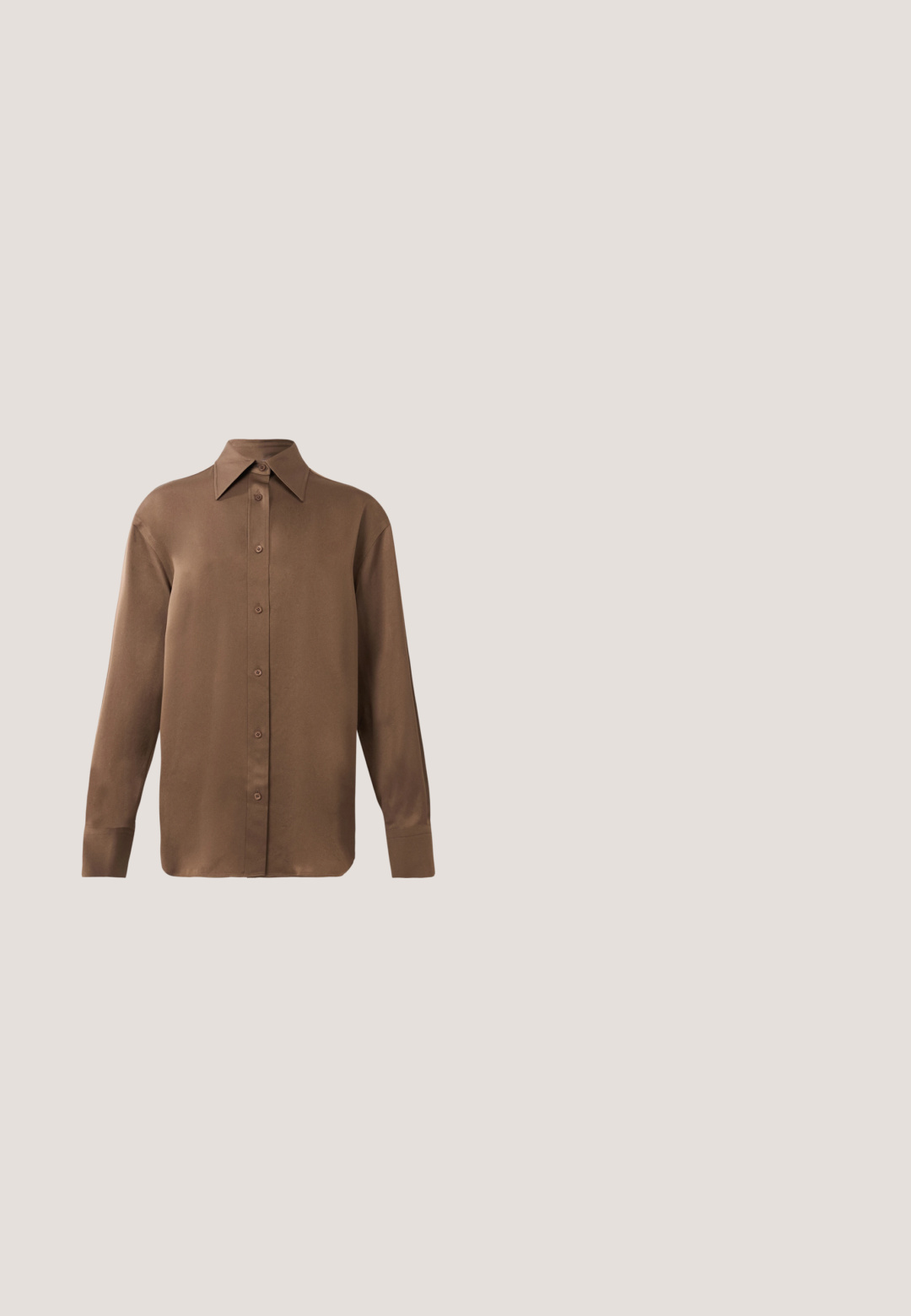 Bruine overhemd met lange mouwen en knopen, voorzien van een spitse kraag en manchetten, op een eenvoudige witte achtergrond weergegeven.; Beige wijde broek met hoge taille, zijknopen en plooien aan de voorkant, gemaakt van gladde stof.; Tan leren loafers met een spitse teen, decoratieve zilveren hardware accenten en een lage zwarte hak. Gladde textuur en minimalistisch ontwerp.; Bruine leren totebag met textuur, dubbele handvatten, een voorste riem met zilveren gesp, een SF-bedel en een verstelbare schouderriem.; Gouden hoopoorbellen met een gebogen, buisvormige vorm. Glad, glanzend oppervlak met een naadloze scharnierbevestiging. Eenvoudig en elegant ontwerp.; Olijfgroene leren riem met een ronde goudkleurige metalen gesp, met een gladde textuur en een bruine onderkant zonder zichtbare gaten.