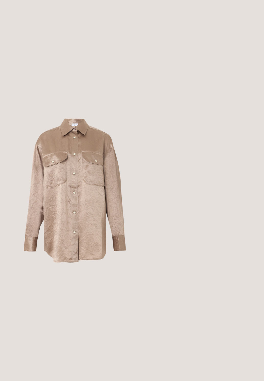 Beige satijnen overhemd met lange mouwen, knoopsluiting aan de voorkant, twee borstzakken met klep en knopen, en een klassieke kraag.; Zwarte wijde jeans gemaakt van denim. Kenmerken zijn een hoge taille, twee frontzakken en een metalen knoopsluiting. Gelaagde afwerking met minimale vervaging.; Zwarte platte sandaal met dunne bandjes, een teenlus en een verstelbare enkelgesp op een lichtgrijze achtergrond.; Zwarte oversized zonnebril met een gradient lens. Het montuur heeft een glanzende afwerking en beschikt over subtiele gouden branding op de veren.; Crèmekleurige zachte leren handtas met geplooide bovenkant, twee handvatten en een kleine rechthoekige sluiting in goudkleur aan de voorkant.; Zwarte leren riem met een gouden metalen gesp in de vorm van een gebogen "S" met ronde uiteinden, getoond opgerold op een lichte achtergrond.
