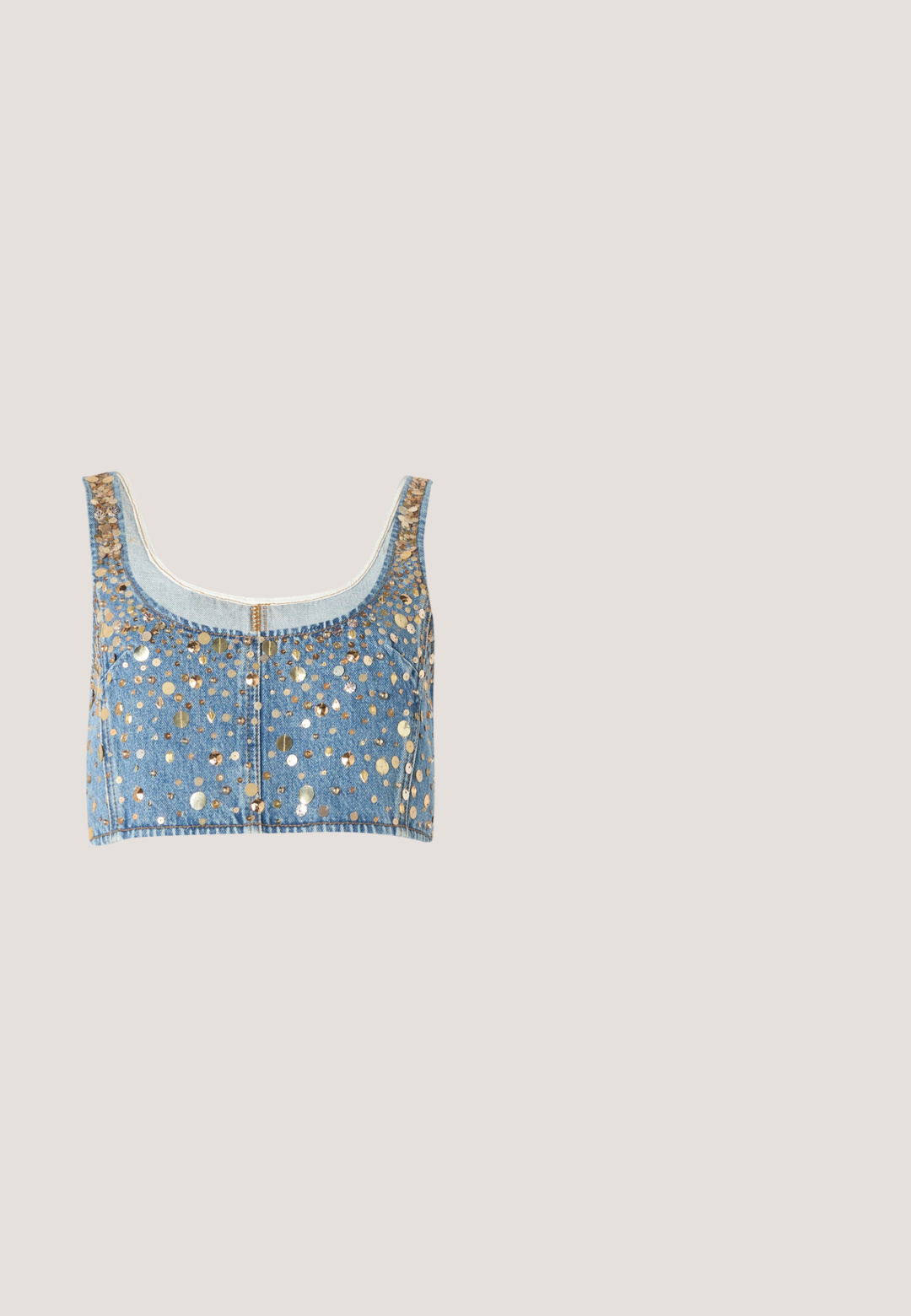FRAME THE CHAMPAGNE  - Top - gold coloured; Lyseblå denimbukser med en loose fit, der har en falmet finish, to forlommer og en knaplukning i taljen.; Hvide lædersneakers med en kraftig sål, snørebåndsdesign og subtil branding. Har en glat overflade og rund tå.; Ovale briller med en metallisk sølvramme, klare linser og strukturerede perleaccentede stænger. Letvægtsdesign med buede arme.; Mascara Clutches - mint; Sølv halskæde med flere kæder og en central knudedetalje samt en justerbar låseforlængelse på en ensartet lys baggrund.