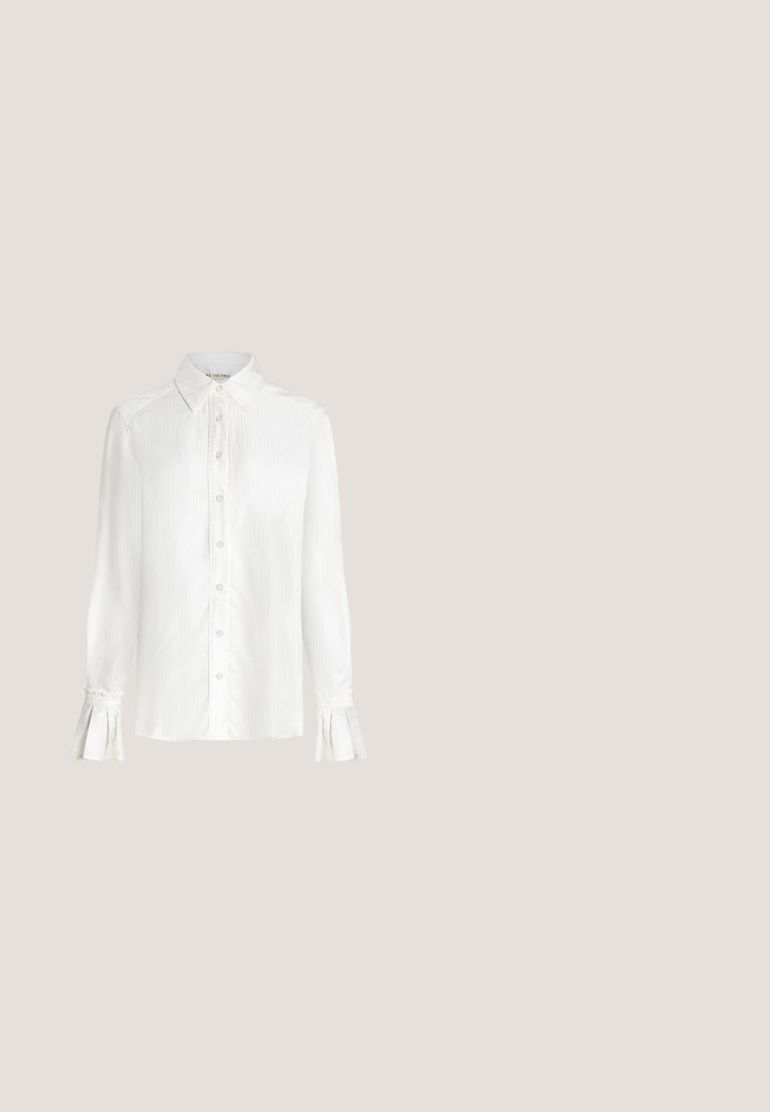 Witte blouse met lange mouwen, knoopsluiting aan de voorkant, puntige kraag, subtiele verticale strepen en wijde manchetten met rucherand.; Zwarte geribbelde kokerrok met een aansluitend ontwerp. Heeft een hoge tailleband en gestructureerde stof, waardoor een soepele silhouet ontstaat.; Zwarte leren pump met een afgeronde neus en een gespdetail. Voorzien van een lage blokhak en een gladde textuur. Eenvoudig en klassiek ontwerp.; LANCASTER SMALL MILANO COSMOS - Handtas - bleu foncé; Bruine leren handschoenen met een gladde textuur, voorzien van een zijsluiting met gespen en een geplooid patroon bij het polsgebied.; Beige leren riem met een vierkante gouden gesp, voorzien van verstelbare gaatjes en een gladde textuur. Eenvoudig ontwerp zonder extra patronen.