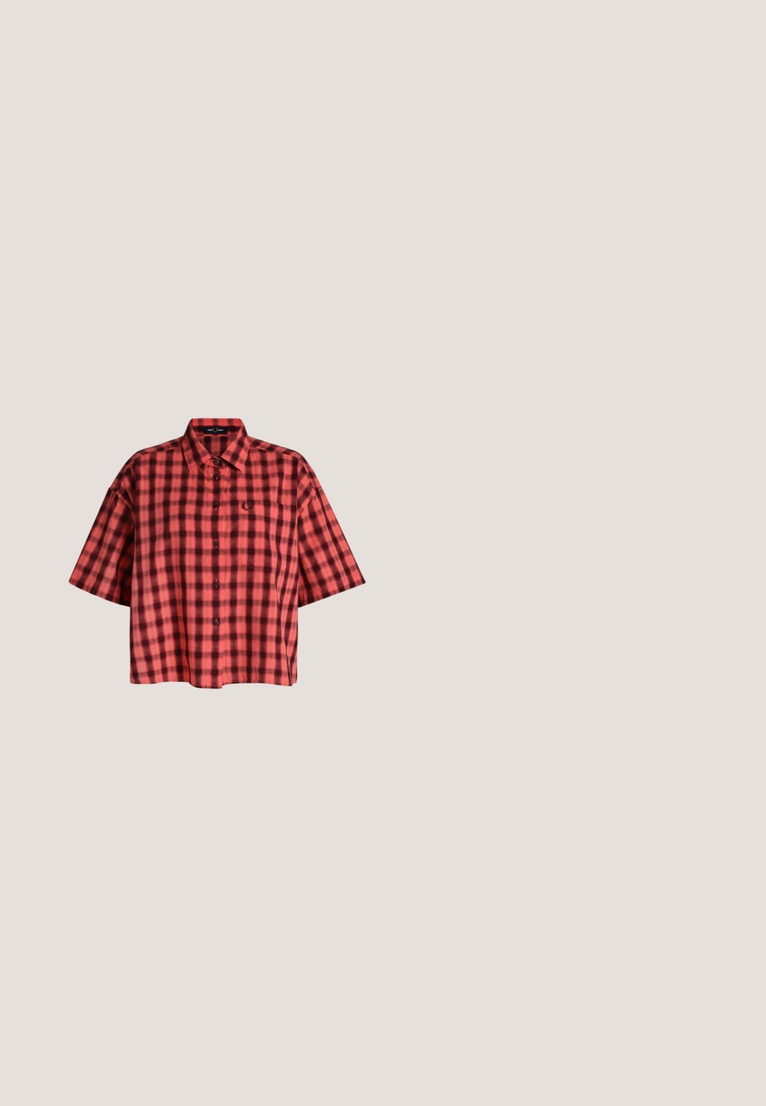 Camisa de manga corta a cuadros rojos y negros con botones, cuello y pequeño logo bordado en el bolsillo del pecho.; Pantalones cortos negros con una cinturilla elástica, fabricados en tejido ligero. Presentan un diseño simple con aberturas de pierna rectas y sin patrones visibles.; Botas de vaquero rojas con un tacón alto y acampanado. Hechas de un material brillante que presenta diseños en relieve de estilo occidental en el caña. Punta afilada.; Gafas de sol rojas de gran tamaño con acabado brillante, lentes marrones y detalles en tono dorado en las varillas. Diseño geométrico con montura ancha.; Bolso de mano de cuero negro con asas dobles, bolsillos con cremallera en la parte frontal y detalles de remaches metálicos, situado contra un fondo liso claro.; Even&Odd Pendientes - red
