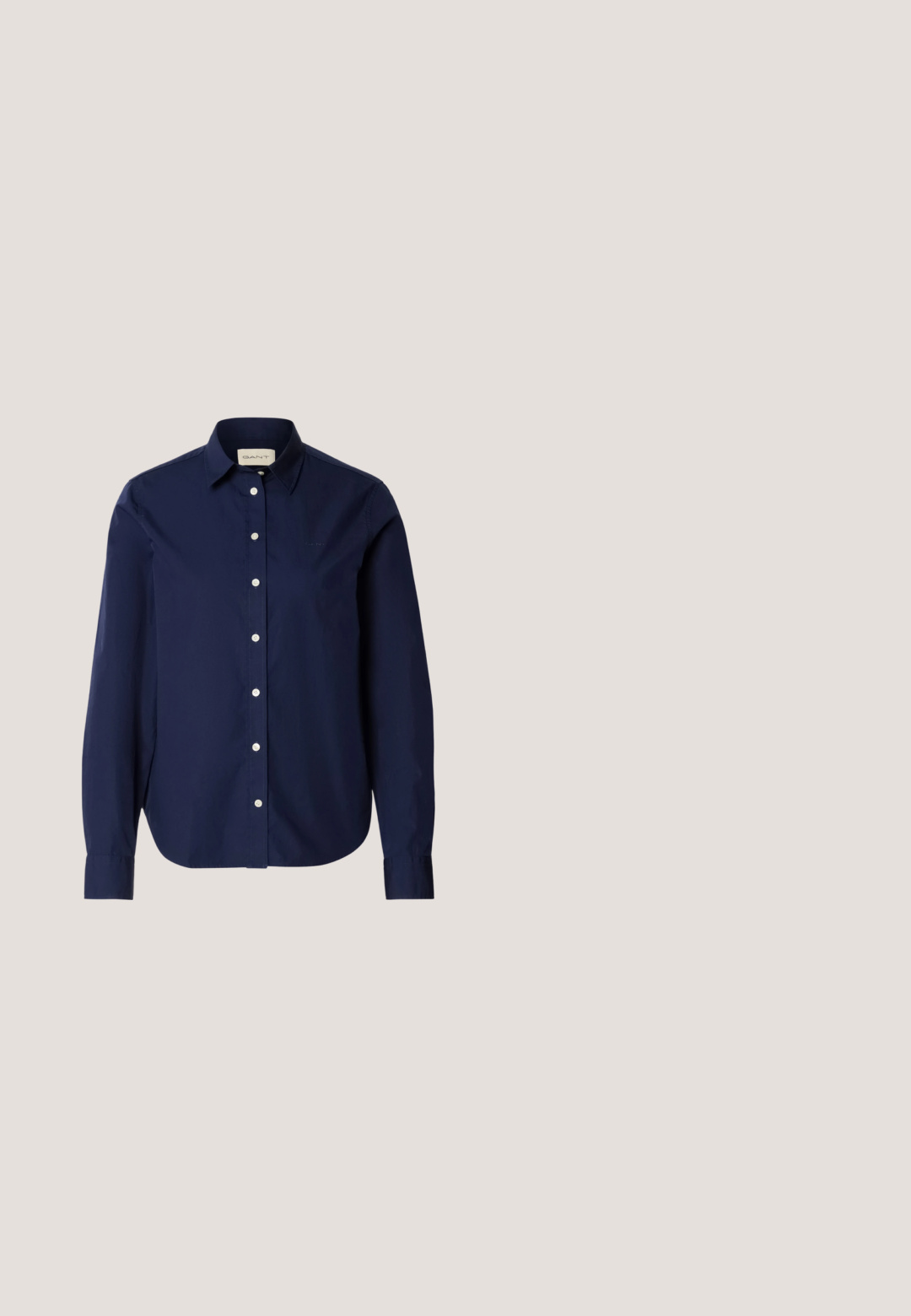 Camisa de manga larga azul marino hecha de algodón, con cuello puntiagudo, botones blancos y un logo sutil en el pecho. Textura lisa.; Shorts beige a rayas con pinzas delanteras y trabillas para cinturón, colocados planos sobre un fondo blanco.; Mocasín de cuero color crema con detalle de hebilla dorada y suela de goma, posicionado sobre una alfombra beige texturizada con una mesa de café de madera y libros al fondo.; Bolso hobo de ante marrón con forma curva, una correa para el hombro y un detalle de broche dorado en la parte frontal. Textura suave, diseño minimalista.; Pendientes de plata en forma de candados, adornados con múltiples cristales de rhinestones transparentes, con una textura lisa y brillante y un simple lazo para el enganche.; Cinturón enrollado de cuero marrón con hebilla dorada en forma de D y pequeña marca en relieve en la trabilla del cinturón.