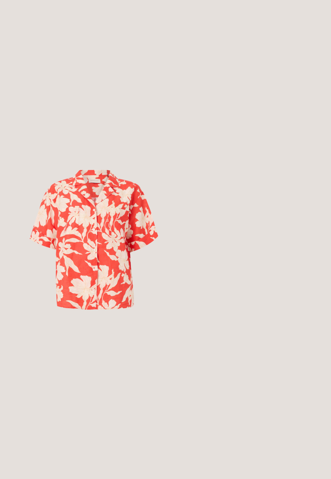 Kortærmet skjorte med knapper, rødt fundament og stort hvidt blomsterprint, med krave og knapper foran.; Grøn mønstret maxiskørt med en smocket talje. Har et lagdelt design med blomsterprint og forskellige nuancer af grøn.; Brun ruskinds flad sandal med frynseudsmykning på frontremmen og guldlåslukning på ankelrem, sidevisning på hvid baggrund.; Rektangulære solbriller med guldfarvet metalramme og gule linser med tynde stænger, vist vinklet på en hvid overflade.; Kvadratisk tan vævet tote-taske med flettede kanter, to læderhåndtag og "MOSCHINO" broderet på forsiden.; Guldtonede hoop ørestikker prydet med små klare sten, der har en rund form og en tekstureret overflade for ekstra glans.