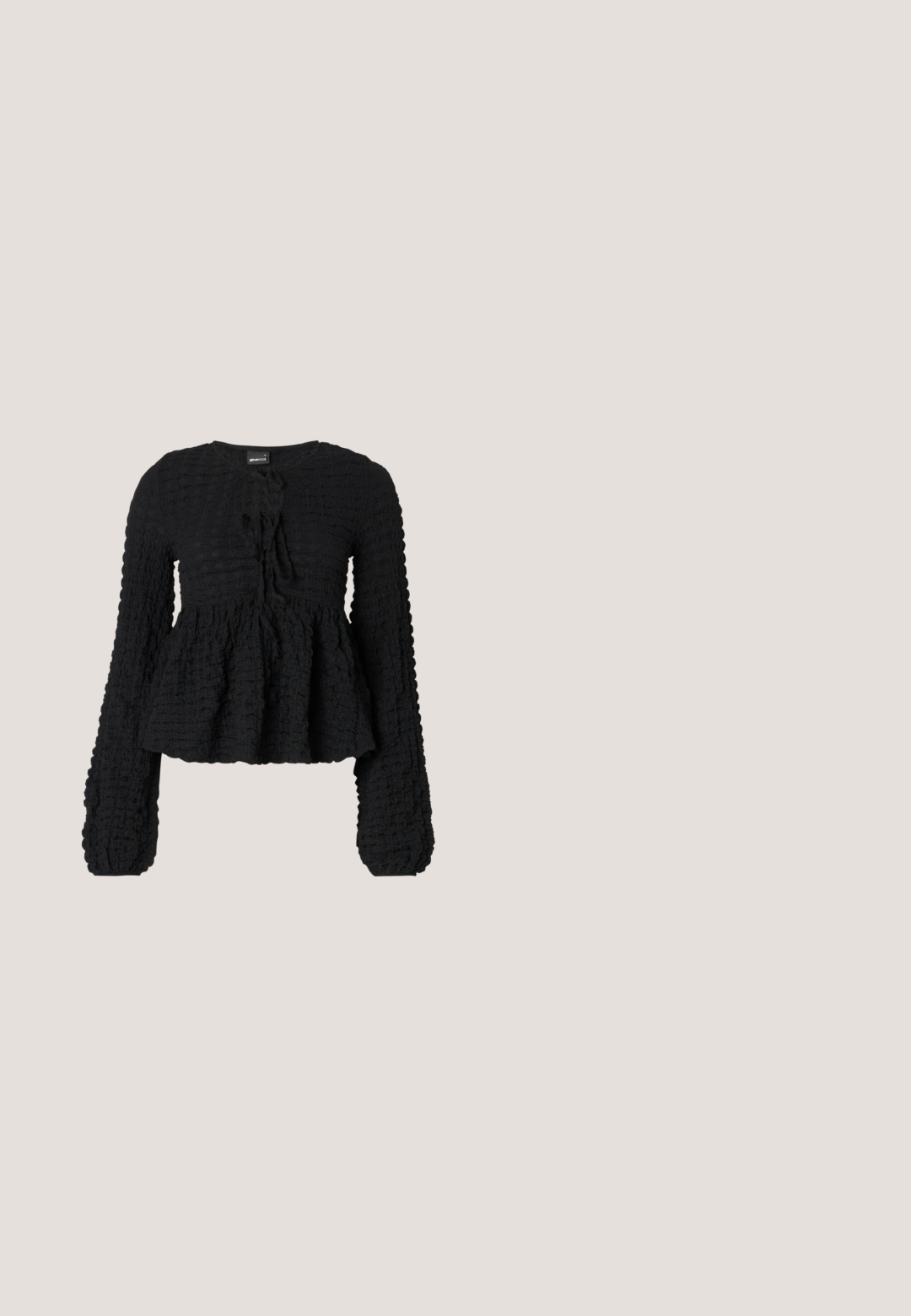 Top negro texturizado de manga larga con cintura peplum fruncida, escote redondo y detalle de lazo en el frente. Presenta un patrón de tela arrugada.; Vaqueros bootcut marrón oscuro con cierre de botón y cremallera, bolsillos delanteros y traseros, mostrados extendidos sobre un fondo blanco liso.; Zapato plano de cuero marrón oscuro con puntera puntiaguda, doble hebilla plateada, ojales metálicos y lazo decorativo en la parte delantera.; Gafas de sol negras rectangulares con lentes amarillos. Presentan montura gruesa y un diseño angular con un acabado liso y brillante.; Bolso de hombro de cuero negro con detalle de correa con hebilla, bordes curvos y costuras blancas en contraste sobre un fondo liso.; Uncommon Matters SCULPTURAL LARGE CREOLE - Pendientes - silver-coloured