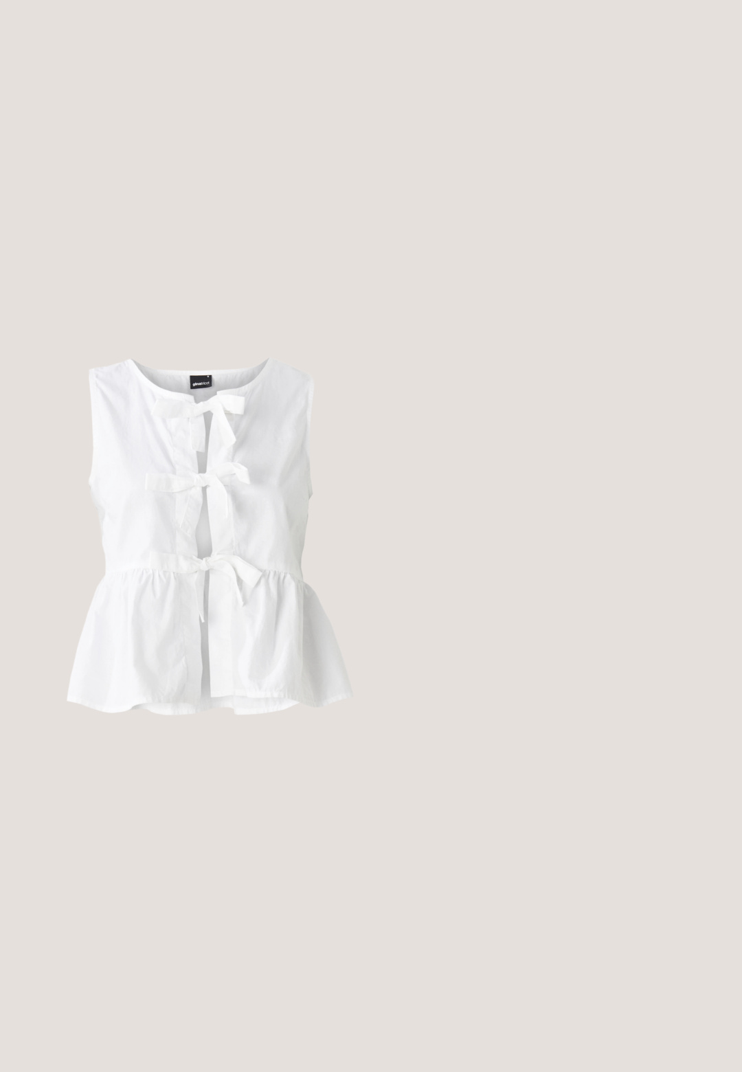 Hvid ærmeløs top i letvægtsstof, med peplum-hjørne, frontbindinger og nøglehulåbning, samt rund halsudskæring.; Jaded London PLEAT SIDE SKIRT WITH WAISTBAND - A-snit nederdel - denim in 00s wash; Brun læder højhælet sko med spids tå, tre dekorative sølvspænder foran og ankelrem med sølvspænde.; Rosa transparente solbriller med grønne tonede linser, vinkelret katteøjeform og klare sideaccenter. Har tynde stangarme.; Sort pouch clutch lavet af samlet stof. Har en tekstureret overflade med lynlåslukning, rektangulær form og blød mat finish.; Sølvring med et struktureret, lagdelt design, der har spidse accenter og en indvendig inskription med branding. Størrelse 56.