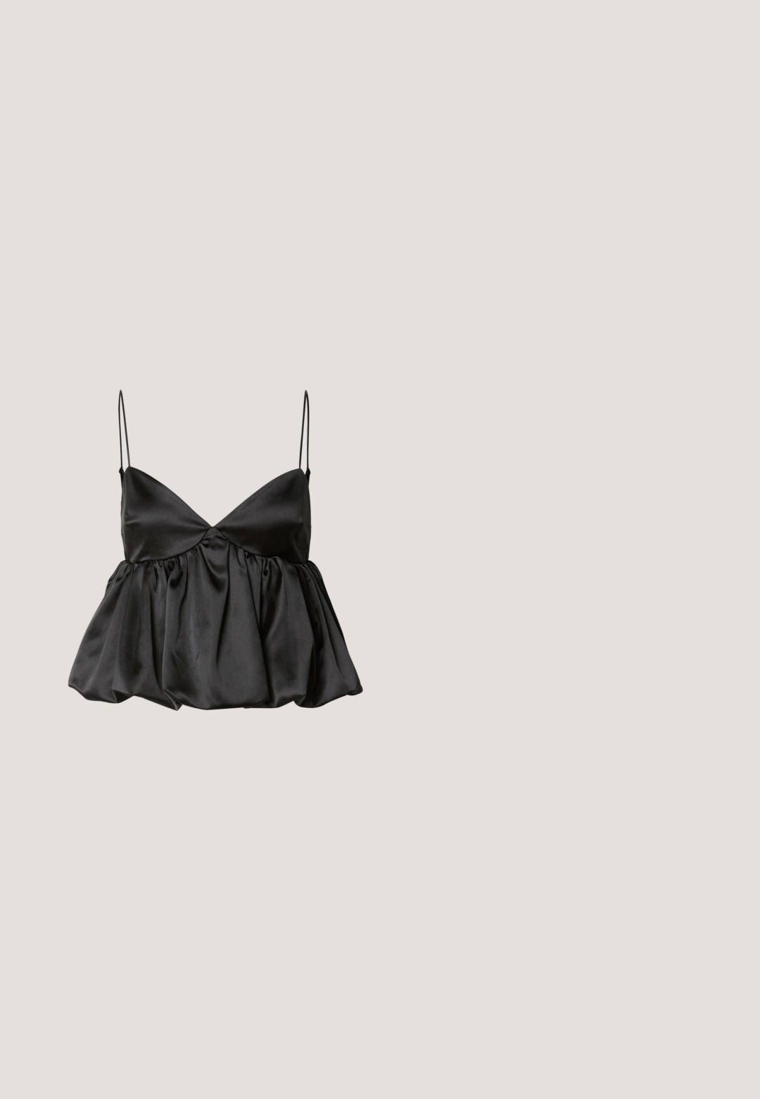 Čierny saténový rozšírený crop top s hlbokým výstrihom do V, tenkými nastaviteľnými ramienkami a riasením v páse pre objemnejší siluet.; Svetlomodré rifle s vysokým pásom a širokými nohavicami, so zapínaním na gombík a zips, prednými a zadnými vreckami a opaskovými pútkami.; Čierne dámske mule s ostrou špičkou a tenkým vysokým podpätkom, ktoré plávajú nad hladkou betónovou podlahou, s rozmazaným vertikálnym pruhovaným pozadím.; Čierne oválne slnečné okuliare s tenkými ramenami a červenými tónovanými šošovkami ležia na bielom povrchu.; Čierna kožená kabelka so štruktúrovaným tvarom, hladkou textúrou a jedným ramenným popruhom. Obsahuje jemný, zaoblený dizajn klapky.; Strieborné kruhové náušnice s tenkým, hladkým dizajnom; predĺžený oválny tvar; lesklý povrch; majú bezpečné uzatváranie na háčik.