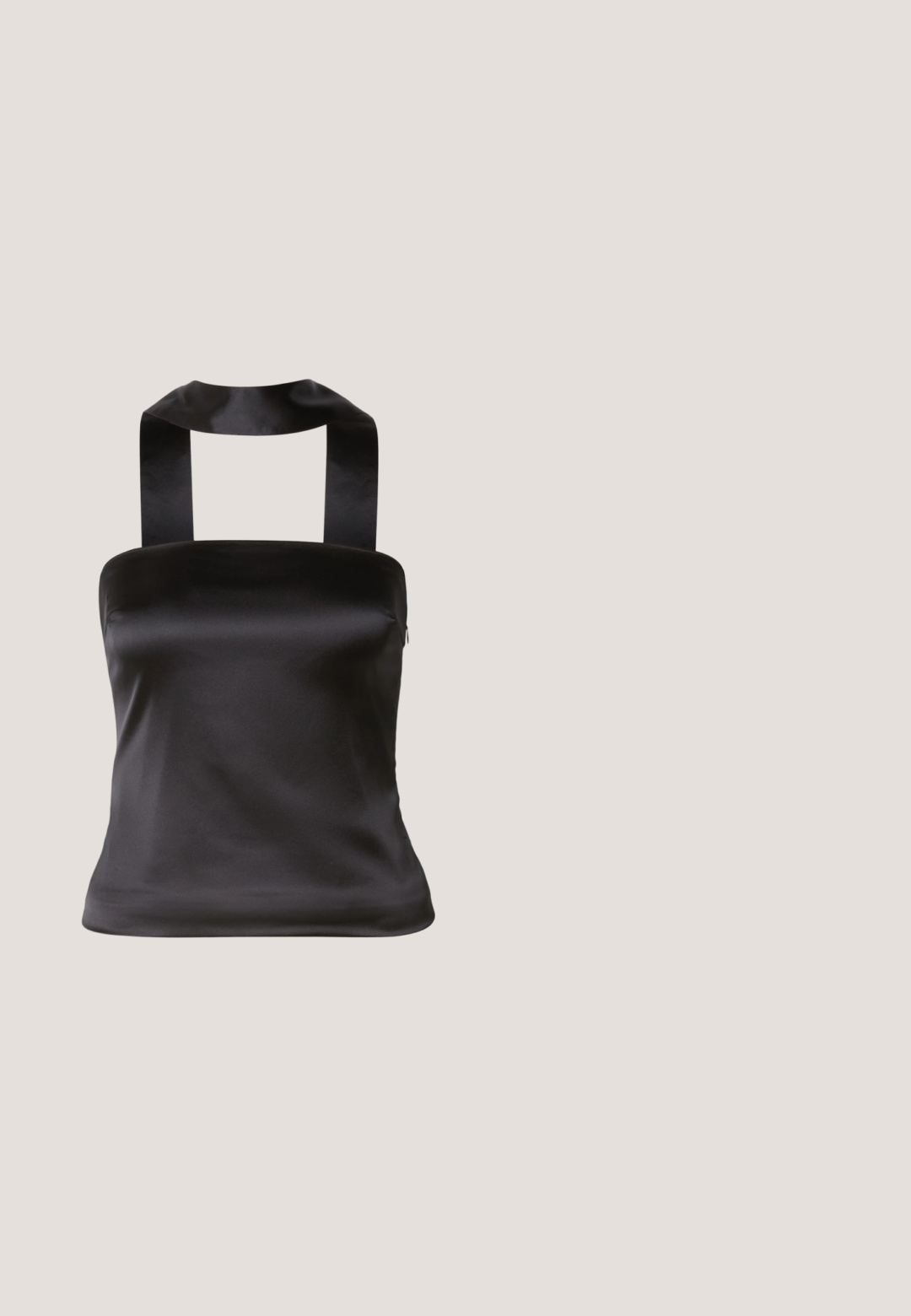 Must musta pehmeatekstuuriga ümar kaelusega ja laia rihmaga ülaosa, mille nööbid on selja taga. Sujuv tekstuur ja istuv disain, mis loob elegantse silueti.; Leopardimustriga midi seelik features sujuvat kangast, musta ja beeži värvigammaga ning otse siluetti koos vööga.; Mustad rihmikud kontsakingadega ja pahkluu pandlaga, hõljuvad tekstuurse halli kõnnitee kohal, taustal plaatidest sein.; Even&Odd Päikeseprillid - black; Väike must läikiv käekott kahe pika sangaga ja külgedel paelakinnitustega, ühel lihtsal helel taustal.; Paari poleeritud hõbedast kuusnurksete rõngaste kõrvarõngaid, selgete plastist tagustega valgel pinnal.