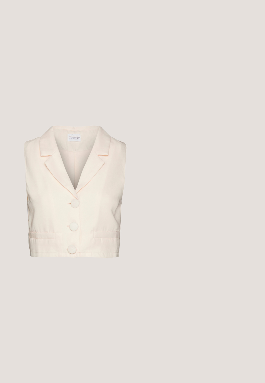 Glamorous HALTER CROPPED BOXY WAISTCOAT - Top - cream; Falda rosa hasta la rodilla hecha de una tela suave, con un diseño sencillo que incluye una cinturilla oculta y un pequeño logotipo en el dobladillo.; Sandalia abierta de cuero negro con tacón delgado de 5 cm y correa en el tobillo con hebilla, superficie texturizada, aislada sobre fondo blanco.; Gafas de sol con marco dorado y lentes gris oscuro. Forma de ojo de gato única. Las patillas cuentan con cuentas doradas alternas y acentos de perla.; Pequeño bolso de mano metálico plateado con diseño redondeado y fruncido y cierre de broche con dos esferas plateadas.; Pendientes en forma de corazón con baño dorado y superficie texturizada, decorados con cristales transparentes en un engaste pavé.