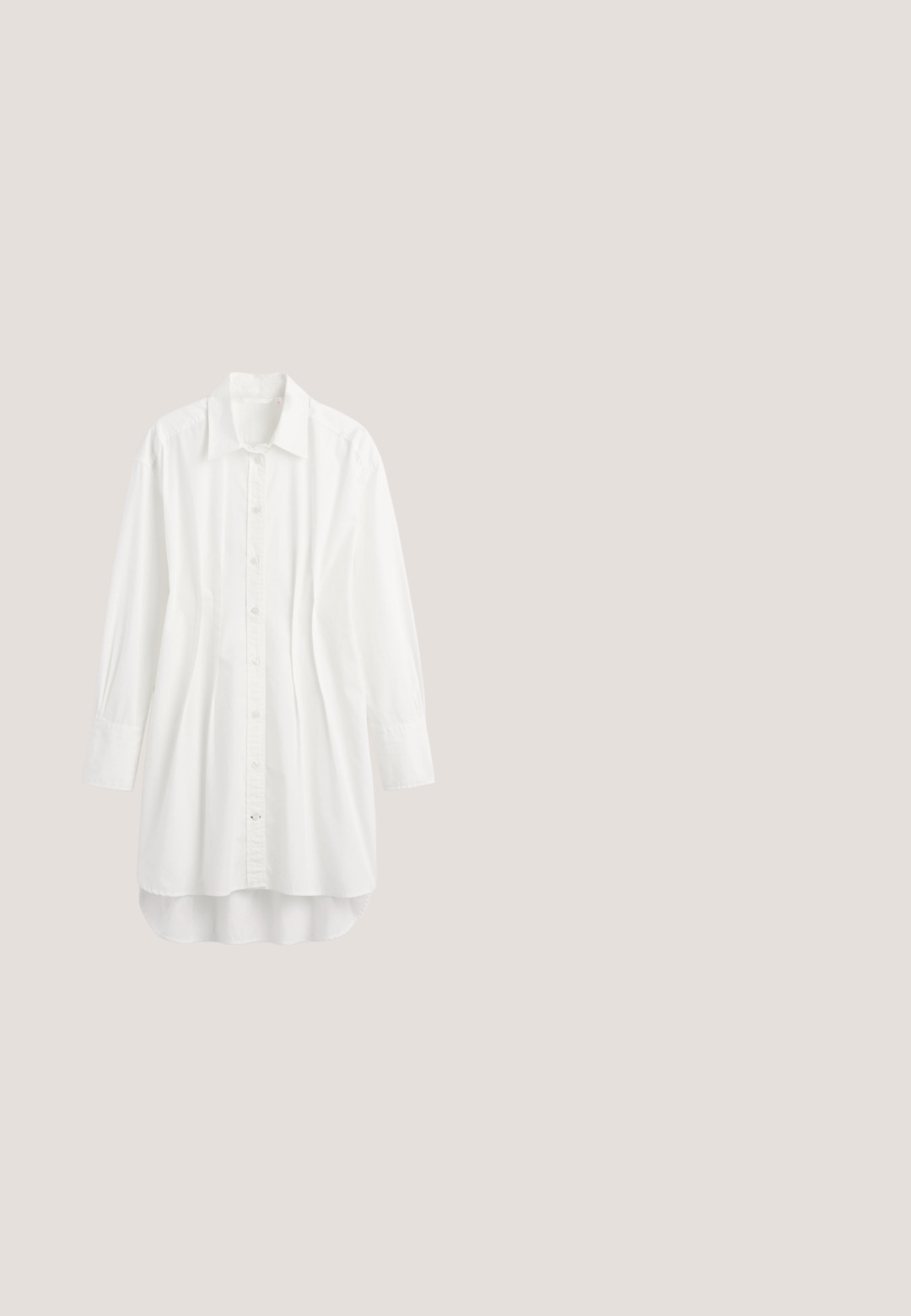 Chemise blanche à manches longues en coton ; dotée d'une fermeture boutonnée à l'avant, d'un col pointu et d'un ourlet incurvé avec un dos légèrement plus long.; Jean crème taille haute, coupe slim, avec bouton et fermeture éclair à l'avant, passants pour ceinture, et design à cinq poches.; Chaussure plate en cuir verni rose avec un bout arrondi, une bride à la cheville et un petit talon carré. Texture lisse et design minimaliste.; Lunettes de soleil translucides roses avec des verres rectangulaires dégradés, des branches fines et "RALPH" imprimé en or sur la branche.; Sac à main en cuir marron foncé avec une forme en demi-lune, une fermeture éclair et une bandoulière amovible. Texture lisse avec un léger éclat.; Collier délicat en chaîne d'or avec un petit pendentif en forme de lettre "L" cursive et un fermoir ajustable sur fond blanc.