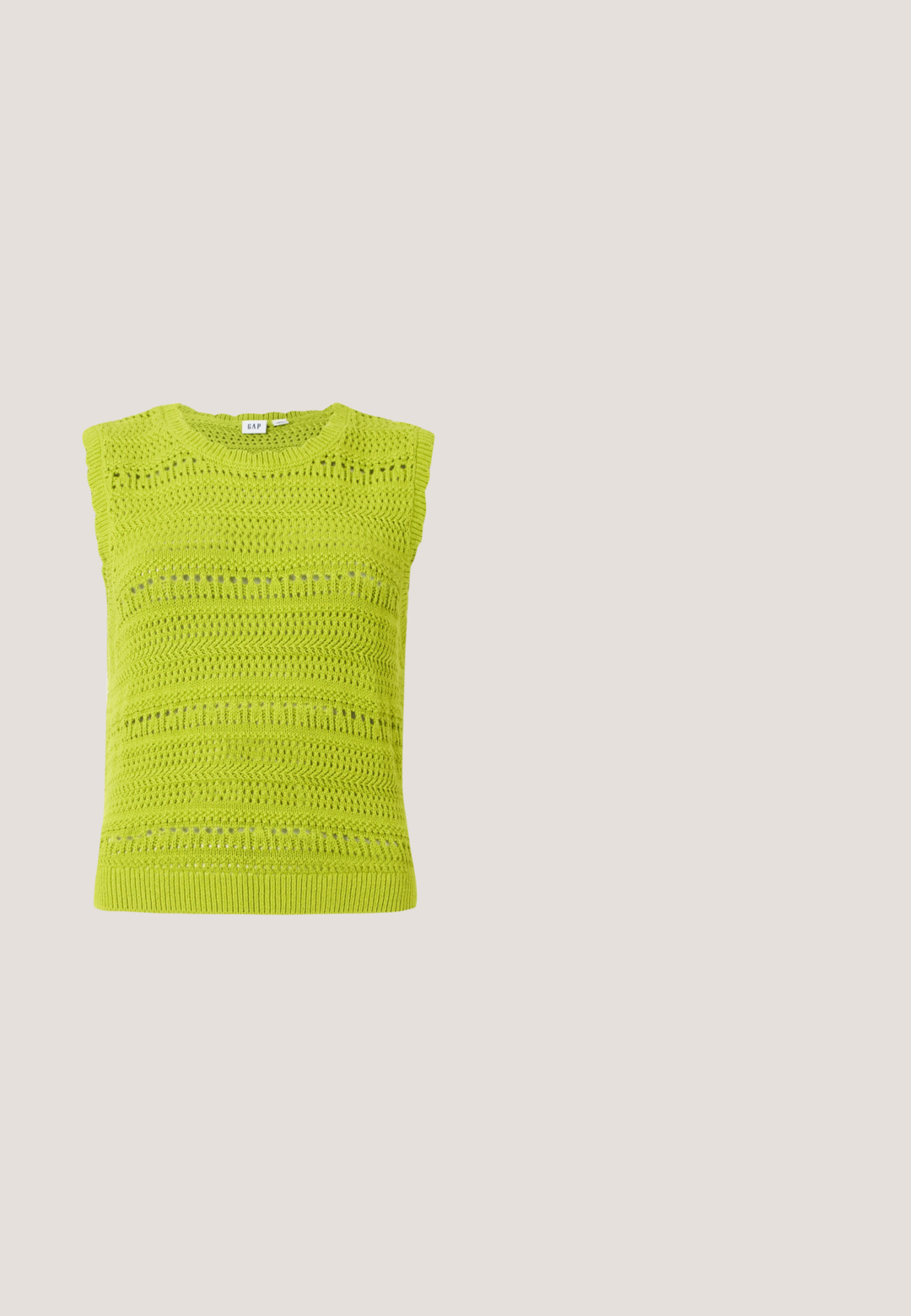 Strikket ærmeløs top i lys limegrøn med teksturerede mønstre og hulmønsterdetaljer. Har en rund halsudskæring og ribbet kant.; Mørkeblå skinny jeans lavet af denim, med slidte lapper og frynset detaljering. Klassisk fem-lommers design og lynlås.; Åben-tå mule-sandal med lysebrunt ruskindoverdel, guldnitter langs kanten og lav mørkebrun blokhæl.; Sorte, kantede solbriller med grå linser; lavet af plast, med tykke stænger med en glat overflade og ingen synlig hardware.; Grøn læder hobo taske med en slouchy design, buet håndtag og glat tekstur. Indeholder ingen synlig hardware eller accenter.; Sølvdroppøreringe med runde, reflekterende overflader; minimalistisk design med glat tekstur og subtilt brandingdetalje.