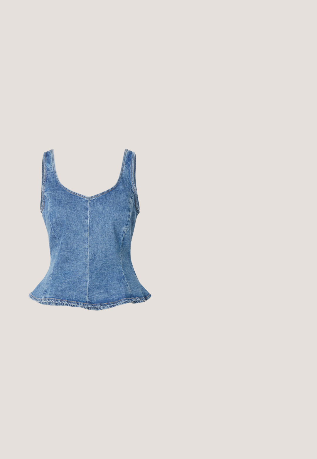 Top ajustado sin mangas de mezclilla azul con escote redondo y dobladillo ligeramente acampanado, mostrado sobre un fondo blanco.; Vaqueros de mezclilla azul de pierna ancha con cintura alta, que cuentan con bolsillos frontales y un aspecto desgastado, fabricados en algodón con una textura suave.; Zapatos de tacón slingback de charol marrón con punta afilada, tacón delgado y correa ajustable con una pequeña hebilla.; Gafas de sol redondas con tinte marrón y un marco burdeos brillante. Patillas delgadas con un sutil detalle de marca. Diseño de lentes planos.; Bolso de hombro de cuero marrón oscuro con una forma suave y caída, y un asa con nudo torcido sobre un fondo blanco liso.; Pendientes de studs en forma abstracta de plata con un acabado pulido, que presentan curvas suaves y contornos sutiles. Sin patrones o acentos visibles.