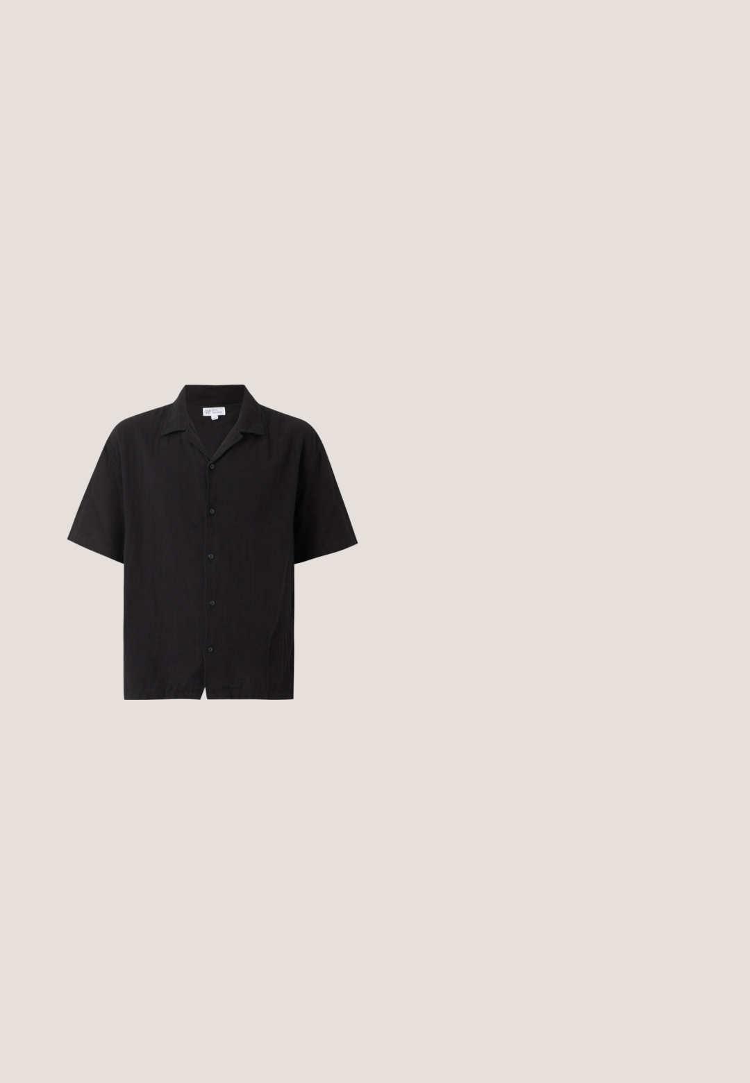 Chemise noire à manches courtes, boutonnée, avec col, cinq boutons sur le devant et un ourlet droit.; Shorts en lin beige avec taille élastique, cordon de serrage et poches latérales. Coupe décontractée avec jambe droite et ourlet retourné.; Sandale à glissière à lanières croisées de couleur marron, dotée d'une finition mate, d'une semelle noire plate et d'une texture lisse. Design minimaliste sans matériel visible.; Lunettes de soleil Ray-Ban avec des verres verts, monture en plastique noir et accents dorés sur les bords. Forme carrée avec une finition mate.; Sac fourre-tout en toile avec longues anses noires, bordure noire en bas et poche avant avec logo "Les Deux" en écriture noire.; Ceinture en tissu tressé vert olive avec extrémité en cuir marron et boucle rectangulaire en métal argenté, enroulée sur un fond blanc.