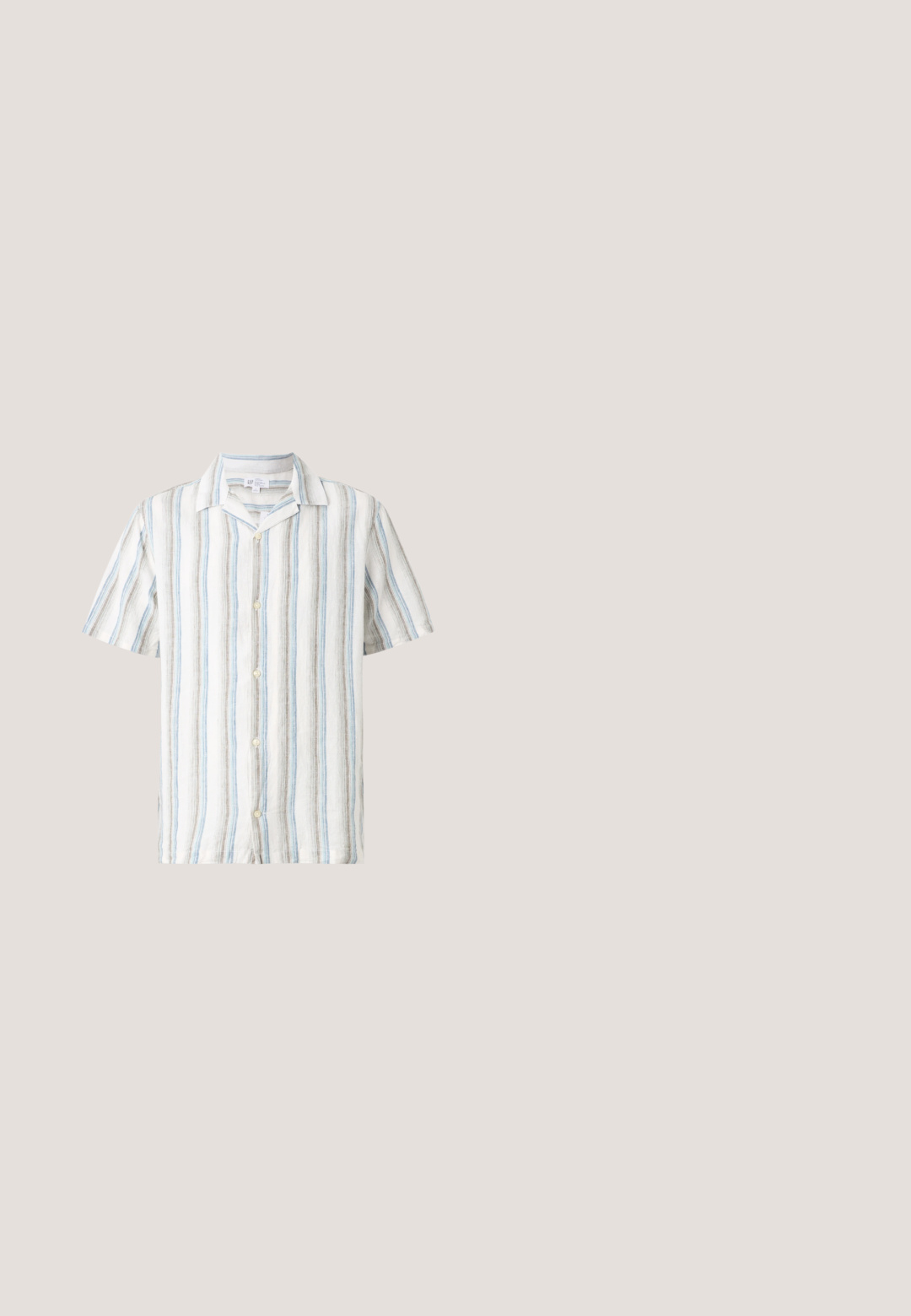 Chemise à manches courtes avec boutons, rayures verticales bleues, blanches et beiges et col camp sur fond blanc.; Shorts en lin beige avec taille élastique, cordon de serrage et poches latérales. Coupe décontractée avec jambe droite et ourlet retourné.; Chaussures slip-on en toile beige avec des goring élastiques, semelle en corde de jute et coutures contrastantes. Portées avec un pantalon noir fuselé.; Lunettes de soleil noires rectangulaires avec des verres miroir bleus. Présentent une finition mate et le logo Ray-Ban sur les branches.; Sac tote en coton beige avec deux poignées robustes. Présente un texte imprimé en noir : "Les Deux International Community & Sporting Goods."; Ceinture en cuir tressé brun foncé avec une boucle rectangulaire dorée et une plaque dorée arborant un emblème de joueur de polo.