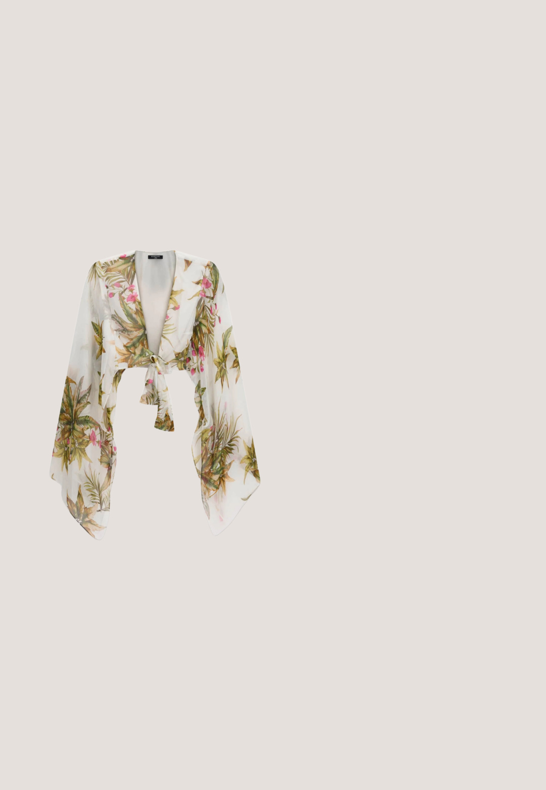 Transparente weiße, florale Kimono-Stil kurz geschnittene Bluse mit weiten Glockenärmeln und Frontbinderverschluss.; Beige weit geschnittene Hose mit elastischem Bund und Kordelzug. Hergestellt aus weichem Stoff, mit Seitentaschen und entspannter Passform.; Salinyang Cowboy-/Bikerboot - goldfarben; Braune durchsichtige quadratische Sonnenbrille mit Verlaufsgläsern und soliden braunen Bügeln, schräg auf weißem Hintergrund.; Beige Tasche mit einem strukturierten, gewebten Design, ausgestattet mit zwei stabilen Griffen und einer geräumigen, strukturierten Form.; Goldohrringe mit runden Studs, die durch feine Ketten verbunden sind, mit einer glatten Textur und polierter Oberfläche. Zwei Designs enthalten.