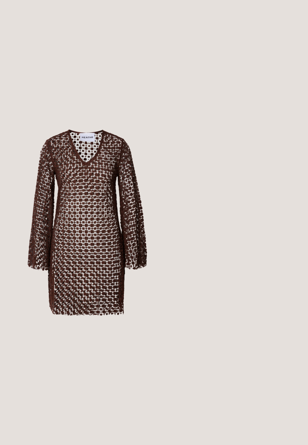 Robe en crochet marron avec un décolleté en V, des manches longues et une coupe ample. Elle présente un design à motif, permettant à la lumière de passer à travers.; Pantalon large en satin bordeaux, ceinture élastique et bordure en dentelle à l’ourlet, présenté sur fond blanc uni.; Sandale à talon aigu en métal doré avec une lanière à la cheville, finition brillante, brides entrecroisées et un talon bloc triangulaire.; Monture de lunettes rectangulaire translucide brun clair avec verres transparents présentée sur un fond blanc.; Sac pochette doré avec motif rectangulaire embossé arrondi et une petite chaîne en bandoulière sur un fond uni.; Collier et bracelet en ton or avec des charms ronds incrustés de cristaux, reliés par de délicates chaînes avec fermoirs ajustables.