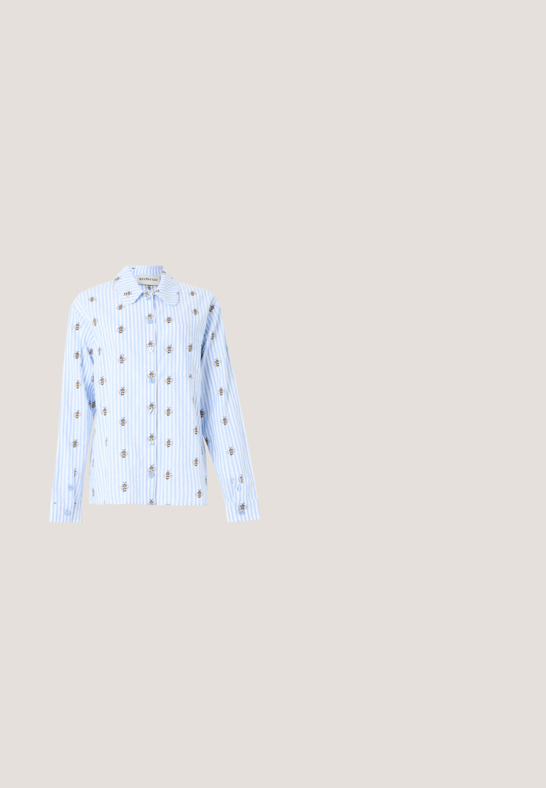 Hellblau-weiß gestreiftes, langärmliges Hemd mit Knöpfen, übersät mit kleinen bestickten Bienen und einer Brusttasche vorne.; Helle beigefarbene Latzhose aus Denim, mit einer quadratischen Tasche, verstellbaren Trägern, Druckknöpfen an der Seite und weitem Bein-Schnitt.; Marineblaue gestrickte Sneaker mit weißem Akzent und strukturierter Rückseite, mit niedrigem Profil und Gummisohle. Schlupfdesign ohne Schnürsenkel.; Schwarze und grüne quadratische Sonnenbrille mit grünen Gläsern; weist ein goldenes Logo-Detail an den Bügeln auf; glänzende Oberfläche und gewagtes Design.; Blaue Wildleder-Hobo-Tasche mit weicher, lässiger Form und einem gebogenen Griff aus goldenem Metall vor schlichtem hellem Hintergrund.; Verstellbares Armband aus senffarbenem Kord mit rundem silbernem Verschluss und Metall-Endkappen, flach auf einer weißen Oberfläche liegend.