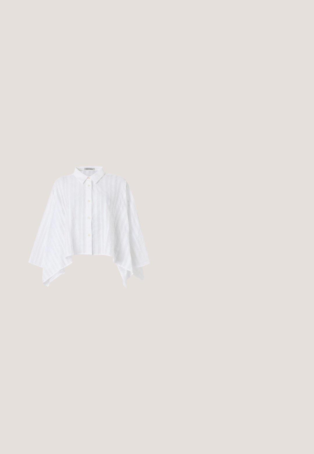 Chemise blanche boutonnée avec des manches larges évasées et un ourlet raccourci, présentant de subtiles rayures verticales et un col pointu.; Pantalons noirs à jambe large en tissu lisse, doté d'une taille haute, de plis et d'un logo à l'arrière. Design épuré et ajusté sans motifs.; Chaussure plate en cuir noir avec bout carré, deux brides à boucle argentée, et un petit talon sur un fond gris clair.; Lunettes de soleil ovales noires avec verres foncés et branches fines, marquées "McQueen" sur la branche, reposant sur une surface blanche.; Un cardigan en maille noir, un haut blanc, une jupe en denim avec un motif de diamants bleus et noirs, un sac à main noir et des sandales à enfiler beiges.; Paire de boucles d'oreilles en métal argenté brillant de forme abstraite sur un fond blanc uni.