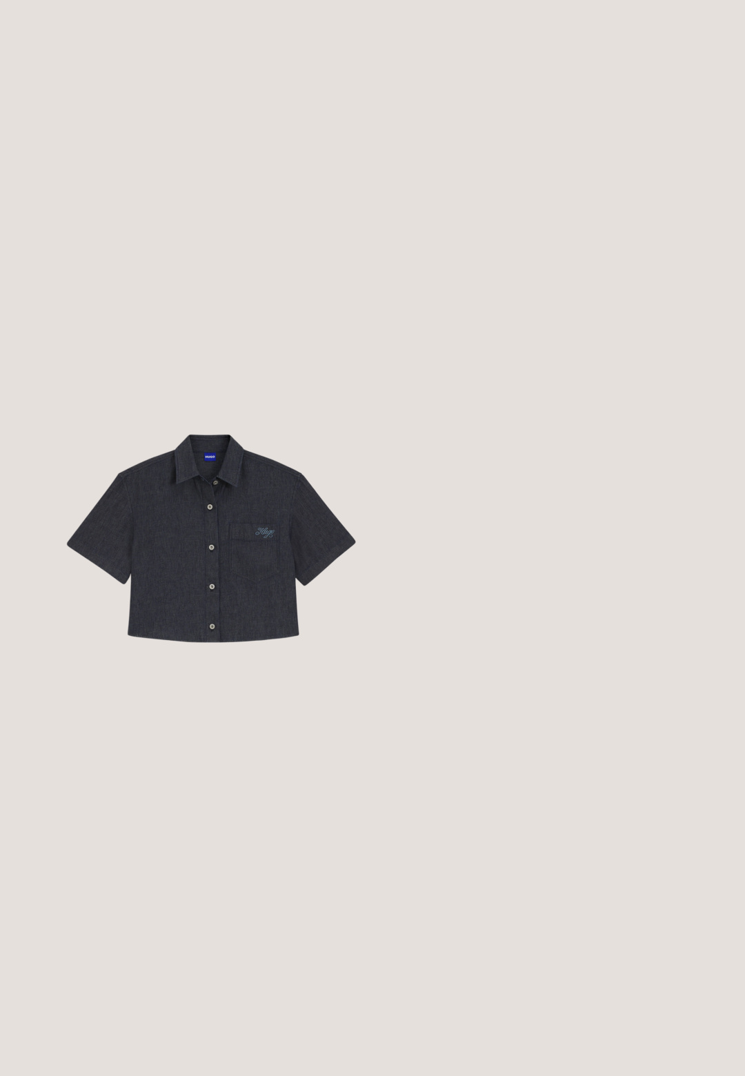 Donkergrijs kort mouwkort overhemd met knoopsluiting, puntkraag en borstzak met geborduurd "Hugo"-logo in blauwe letters.; Donkerblauwe denim jeans met een recht model, voorzien van een knoopsluiting, vijf zakken en contrasterende oranje stiksels.; Zwarte sandaal met hak en enkelriempje, met een stevige hak en een brede gaasband over de voet, op een effen lichte achtergrond.; Zwarte leren handtas met een gebogen vorm, korte handgreep en gouden kettingriem. Draag hem bij versleten blauwe denim en zwarte hoge hakken.; Fijn gouden kettinkje met een glad, gepolijst druppelvormig hangertje op een lichte, neutrale achtergrond.; Zwarte leren riem met een rechthoekige gespsluiting in goudkleurig metaal en een gladde afwerking. Voorzien van een enkele lus en een merkaccent nabij de gesp.