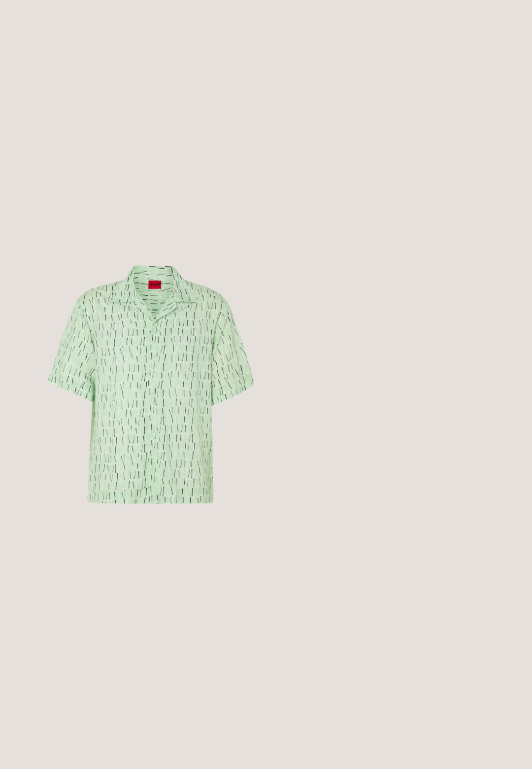 Chemise à manches courtes en tissu vert clair avec un motif graphique de lignes verticales noires et blanches. Comprend un col et une fermeture à boutons.; Pantalons vert clair en tissu texturé, présentant une coupe droite, des plis à l'avant et une taille standard.; Mocassin en cuir noir avec détail de bride grise, talon bas et semelle texturée, marqué "HUGO" en or sur le côté.; Lunettes de soleil noires avec une forme rectangulaire, monture en métal, verres gris foncé et accents argentés élégants sur les branches.; Chaussettes en argent avec une forme ovale présentant un logo "HUGO" en relief. Fabriquées en métal poli, elles ont un design minimaliste et une texture lisse.; Ceinture en cuir noir avec une finition brillante ; elle présente une boucle en métal argenté avec un design à cadre rectangulaire et des bords lisses.