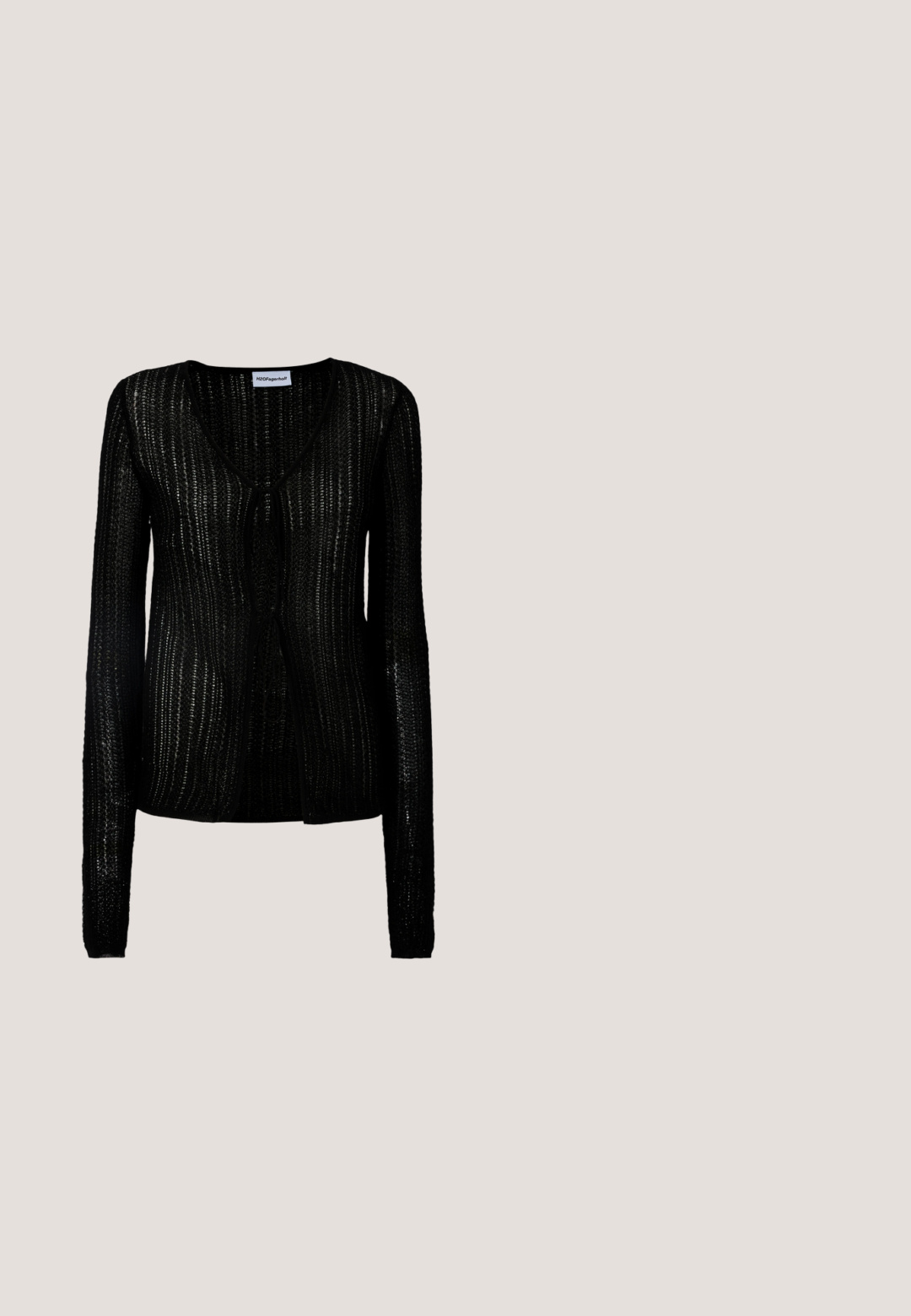 Cardigan noir en maille avec col en V et fermeture par boutons. Manches longues avec un design texturé, léger et un motif en maille ouverte.; Pantalon noir évasé avec de petits pois blancs, doté d'une large ceinture haute et de fentes latérales aux ourlets.; Sandale plate noire à bout pointu avec plusieurs sangles à boucle et un talon arrière, positionnée au-dessus d'une surface pavée et d'un mur carrelé en arrière-plan.; Lunettes de soleil rectangulaires noires avec des verres jaunes. Les caractéristiques incluent des montures épaisses et un design anguleux avec une finition lisse et brillante.; Sac à main en cuir noir de forme arrondie, décoré de clous argentés et équipé d'une poignée courte. Texture lisse et fermeture éclair.; Boucles d’oreilles créoles en forme d’étoile argentée avec une finition lisse et polie sur un fond blanc uni.