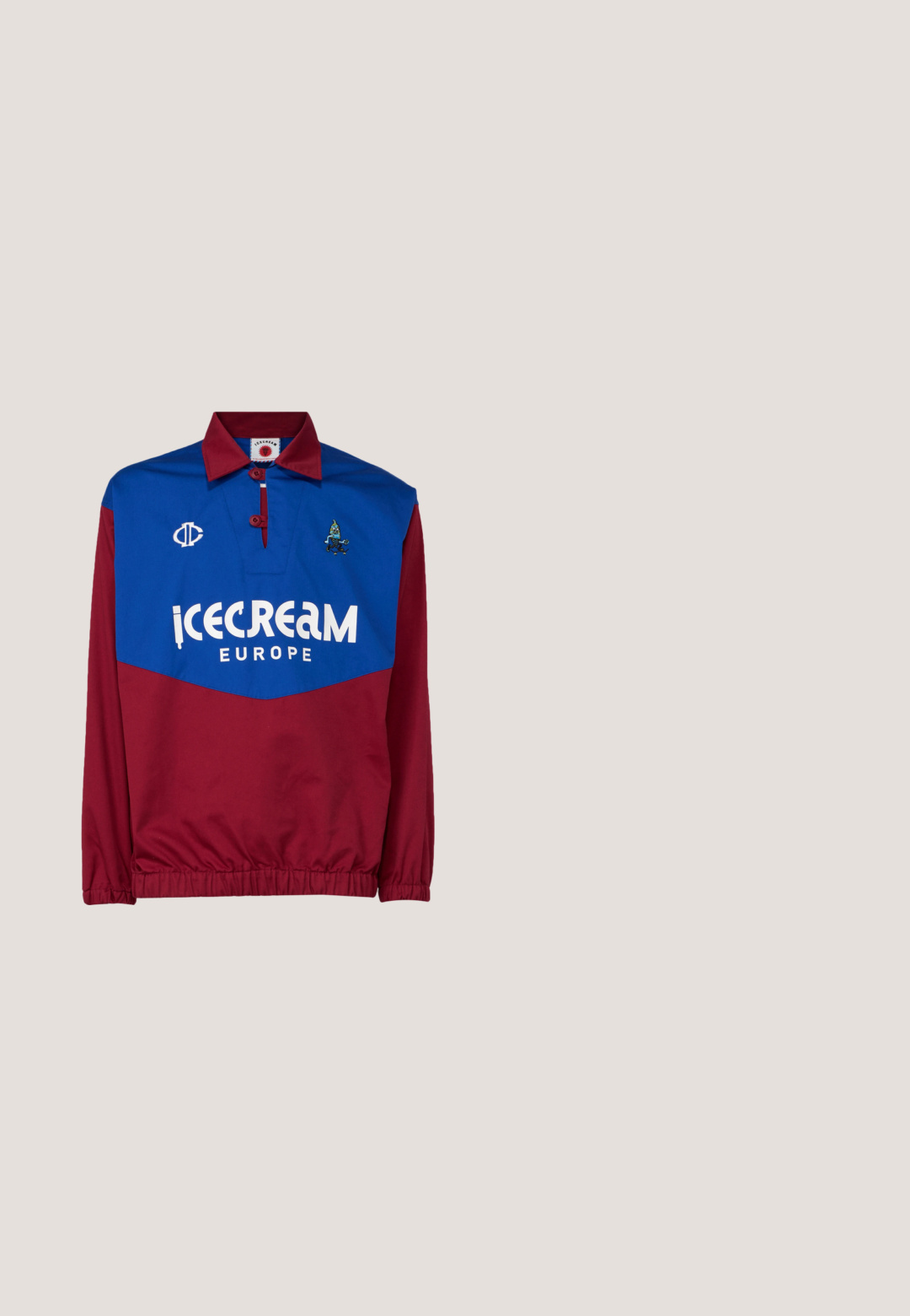 Punainen ja sininen neulepaita, jossa on kaulus, suuri valkoinen "icecream EUROPE" -logo, brodeeratut yksityiskohdat sekä joustavat hihansuut ja vyötärö.; Laivastonsiniset urheiluhousut, jotka on valmistettu sileästä, kevyestä kankaasta. Niissä on kolme valkoista sivuraidetta ja vetoketjullinen sivutasku.; Keltaiset tennarit, joissa on musta nahkasaumapaneeli, teksturoitu kangasvarsi, pyöreä kärki ja kumipohja, ja brändäys kyljessä.; Musta suorakaiteenmuotoinen aurinkolasit, joissa liukuvärjätyt violetit linssit. Valmistettu kevyestä muovista. Minimalistinen muotoilu, suorilla varsilla.; Sininen pehmustettu käsilaukku, jossa on säädettävä hihna, vetoketjulla suljettu yläosa ja sivutasku. Ominaisuuksia ovat musta logo-patch, jossa lukee "STUDIO BERLIN."; Kirkas sininen massiivinen hartsisormi, jossa on pyöreitä, kuplamaisia ulokkeita, yksinkertaisella valkoisella taustalla.