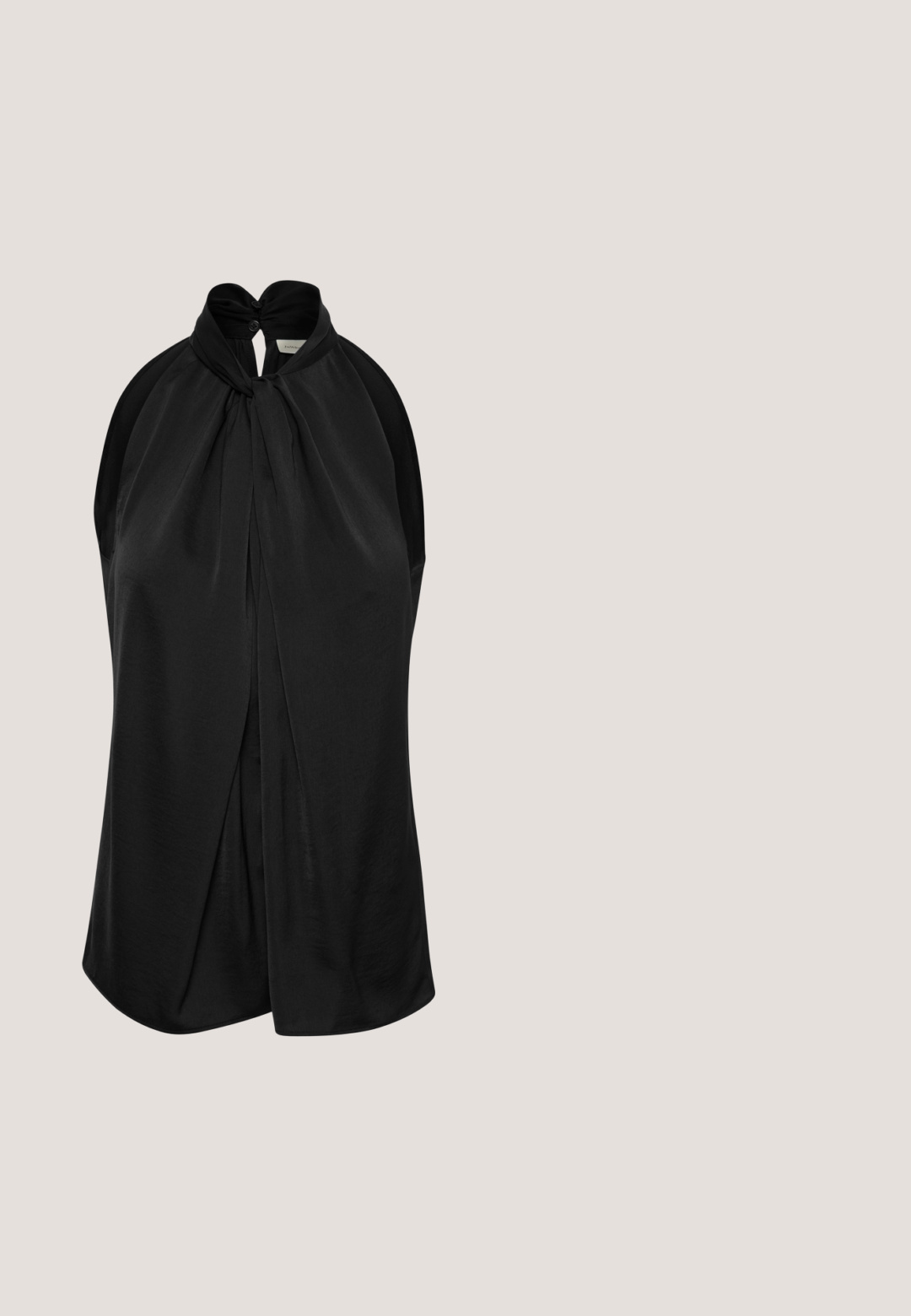 Zwarte mouwloze top met een halternek en knoopdetail, van zachte stof en met een gedrapeerd ontwerp dat losjes van de schouders valt.; Zwarte aansluitende legging met elastische tailleband, met meerdere rijen zilverkleurige oogjes en spijlvoeten banden.; Zwarte damespump met lage hak, puntige neus, smalle, uitlopende kittenhak en een gladde matte afwerking, zijaanzicht.; Zwarte en witte vierkante zonnebril met patroon, voorzien van een gradiënt donkere lenzen, met rechte armen en dikke monturen.; Zwarte leren tas met een ronde handgreep, zilveren rits, witte bontafwerking en een lange crèmekleurige kwast aan de voorkant.; Zilveren metalen haarband met een gebogen vorm, voorzien van een rij heldere rhinestones langs de voorkant voor sprankeling en detail.