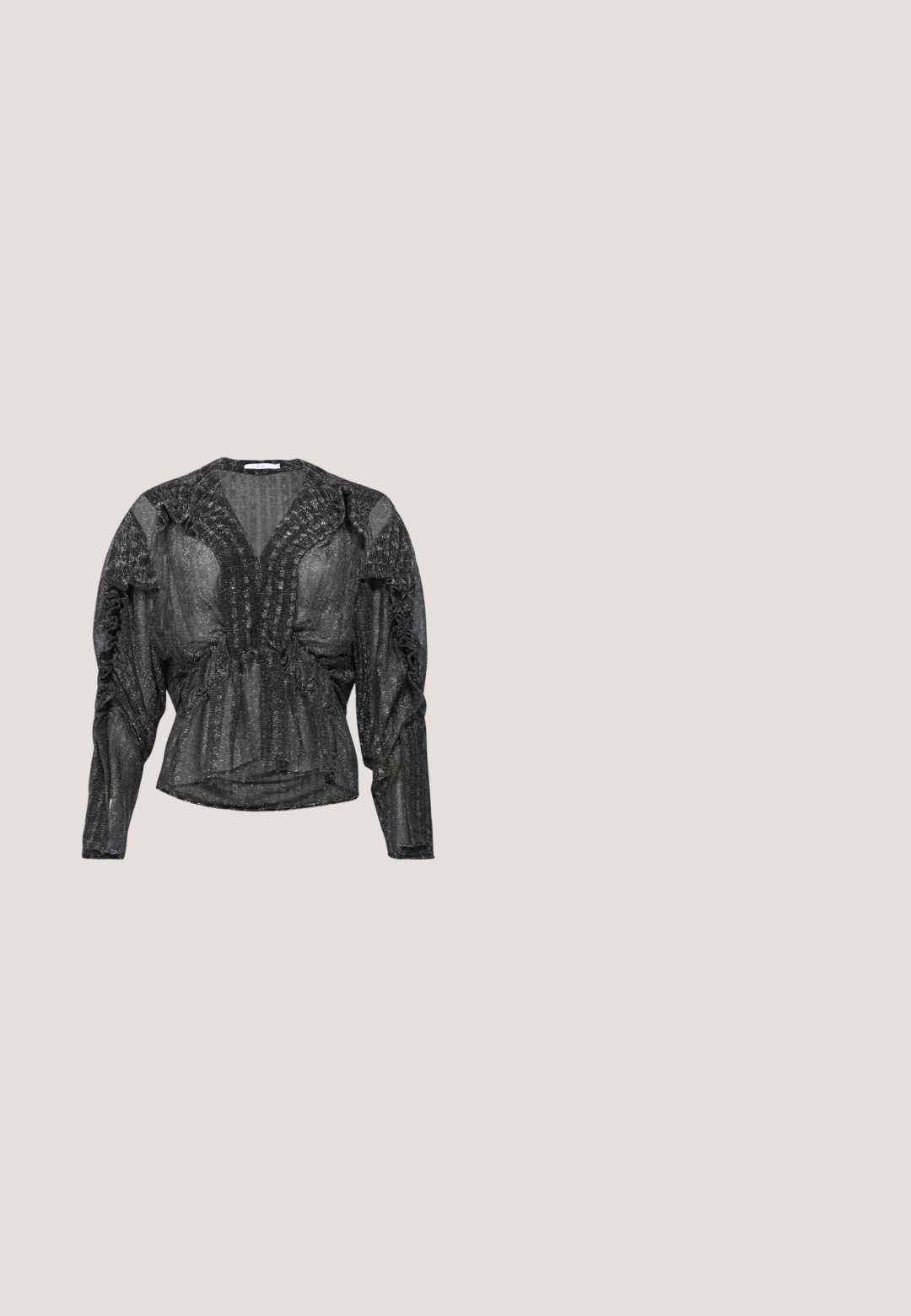Zwarte, doorzichtige blouse met metalen draad. Heeft een diepe V-hals, geplooide details langs de schouders en lange mouwen met een relaxte pasvorm.; Zwarte pailletten shorts met verticale franjerand, met een glanzende textuur en een nauwsluitende pasvorm, ontworpen voor een opvallende uitstraling.; Zilveren glitter sleehak sandaal met open teen, enkelbandje en gouden gesp, zijaanzicht tegen een effen lichte achtergrond.; Zwarte zonnebril met groene lenzen, versierd met heldere kristallen langs de bovenrand van het montuur. Strak design en sportieve vorm.; Zilveren clutch tas van getextureerd materiaal, met een gebogen ontwerp, een dunne witte riem en een metalen logo-accent aan de voorkant.; Zilveren oorringen met het woord "Perfect" gespeld in strass steentjes binnenin elke ring, op een witte achtergrond.