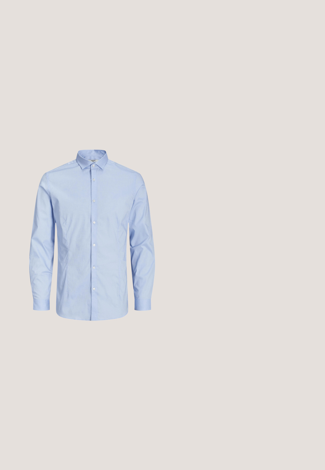 Lichtblauw langemouw overhemd met knopen, gemaakt van katoen. Heeft een gewone kraag, knopenfront en enkele manchetten met een zachte textuur.; Marineblauwe pantalon met een rechte pijp, gemaakt van een gladde stof. Voorzien van een knoopsluiting aan de voorkant en twee zijzakken.; Bruine leren loafers met een platte hak, voorzien van een decoratieve metalen accent aan de voorkant, elegant ontwerp en een gladde textuur.; Guess Zonnebril - blonde havana; Navyblauwe zijden stropdas, slank ontwerp met een puntige punt, gladde textuur, uniforme kleur zonder patronen of accenten.; Bruine leren riem met een gladde textuur, voorzien van een zilveren metalen gesp en een minimalistisch ontwerp. De riem heeft een ronde punt en nauwkeurige stiksels.
