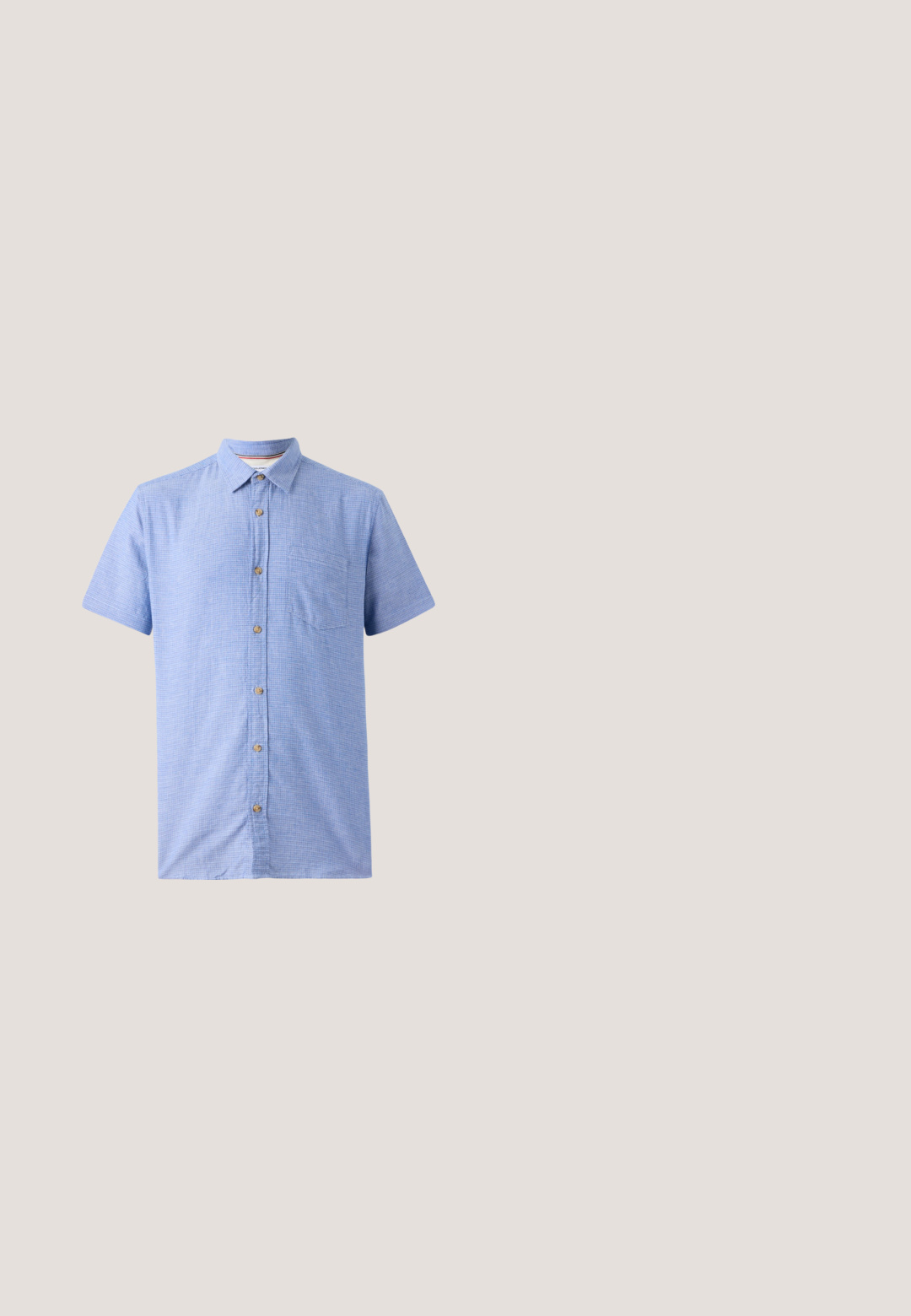 Chemise à manches courtes en tissu bleu clair avec un motif à carreaux, dotée d'une fermeture à boutons sur le devant et d'une poche poitrine.; Shorts en lin beige avec une taille à cordon, une fermeture à un bouton et un tissu texturé. Style décontracté, coupe à hauteur des genoux.; Sandale glissière en daim marron avec un design à bout ouvert, semelle plate en caoutchouc et un détail discret du logo sur le côté. Texture lisse partout.; Homme portant des lunettes de soleil rondes foncées et un pull en maille torsadée noir avec un col à demi-fermeture éclair par-dessus une chemise blanche.; Personne aux cheveux courts portant une chemise à carreaux foncée et des lunettes de soleil porte un grand sac fourre-tout en toile écrue avec bandoulière et poche avant.; Ceinture tressée en daim marron clair avec une boucle rectangulaire en métal argenté, roulée sur un fond uni clair.