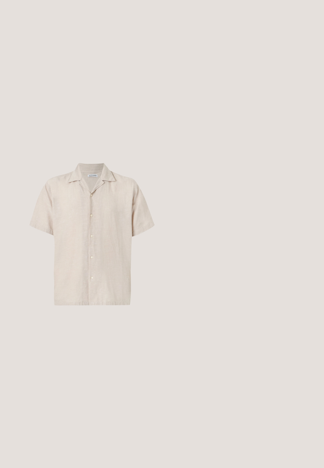 Kortærmet skjorte i lysebeige hør med krave og fem knapper foran. Glat tekstur med subtil glans.; Lysblå denimshorts med en let falmet finish, opfoldede bukseben, fem-lommer design og en metalknaplukning.; Hvide lærreds sneakers med gummisål, der har seks snørehuller, en struktureret tåkap og et minimalistisk design.; Ray-Ban solbriller med grønne linser, sorte plastikstel og gyldne detaljer ved kanterne. Firkantet form med mat finish.; Kremfarvet lærredstote-taske med frontlomme, to håndtag, justerbar skulderrem og lille gul "O.N.S" tekst i nederste højre hjørne af lommen.; Mørkebrun flettet stofbælte med læderdetaljer og spændende sølvrektangulært metalspænde, snoet på en hvid baggrund.
