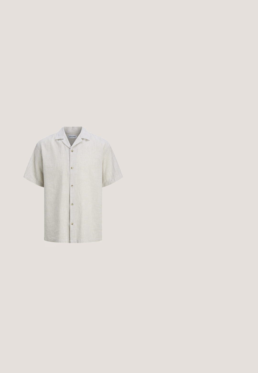 Herren-Hemd mit kurzen Ärmeln, beige-weiß dünn gestreift, mit Knopfleiste, Camp-Kragen und fünf Knöpfen auf der Vorderseite.; Beige Cargo-Shorts mit elastischem Bund, verstellbarem schwarzen Gürtel und seitlichen Reißverschlusstaschen. Hergestellt aus leichtem Stoff mit einer dezenten Textur.; Grüne Flip-Flop-Sandale mit einem strukturierten Zehensteg, einem gepolsterten schwarzen Fußbett und einer Gummisohle mit einer braunen Akzentkante.; Schwarze Sonnenbrille mit Metallgestell, rechteckigen, gelb getönten Gläsern und Bügelenden im Schildpattmuster vor weißem Hintergrund.; Beige rechteckige Umhängetasche mit schwarzem Reißverschluss, Logodetail und verstellbarem Tragegurt. Glattes Textilmaterial, minimalistisches Design.; Schwarz-weiß gemustertes geflochtenes Seilarmband mit glänzendem silbernem Magnetverschluss, präsentiert auf einem schlichten weißen Hintergrund.