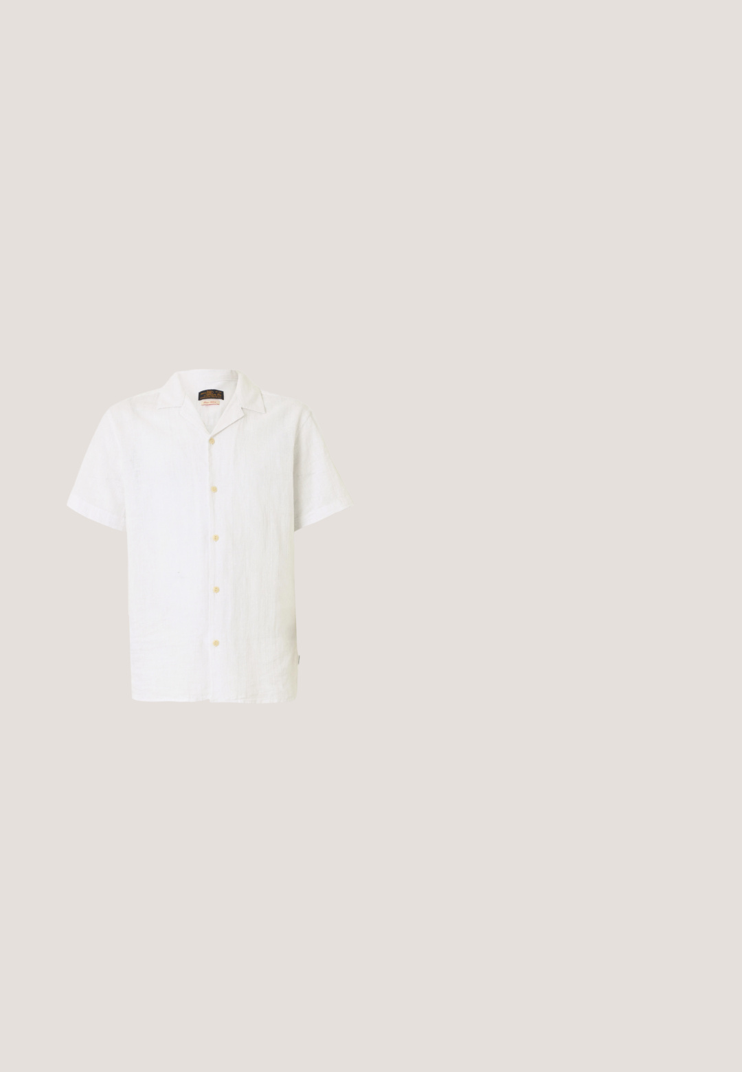Chemise blanche à manches courtes, col à revers, boutons clairs et motif texturé subtil, présentée sur un fond uni.; Short en denim bleu clair avec poches avant, passants de ceinture, bouton en métal et fermeture éclair sur un fond blanc uni.; Baskets en toile blanches avec une semelle en caoutchouc, dotées de six œillets, d'un embout texturé et d'un design minimaliste.; Lunettes de soleil Ray-Ban avec des verres verts, monture en plastique noir et accents dorés sur les bords. Forme carrée avec une finition mate.; Grand sac cabas marine avec poignées et base crème, doté d'une poche extérieure zippée avec des initiales brodées en beige à l'avant.; Ceinture en tissu tressé brun foncé avec des accents en cuir et une boucle métallique rectangulaire argentée, enroulée sur un fond blanc.