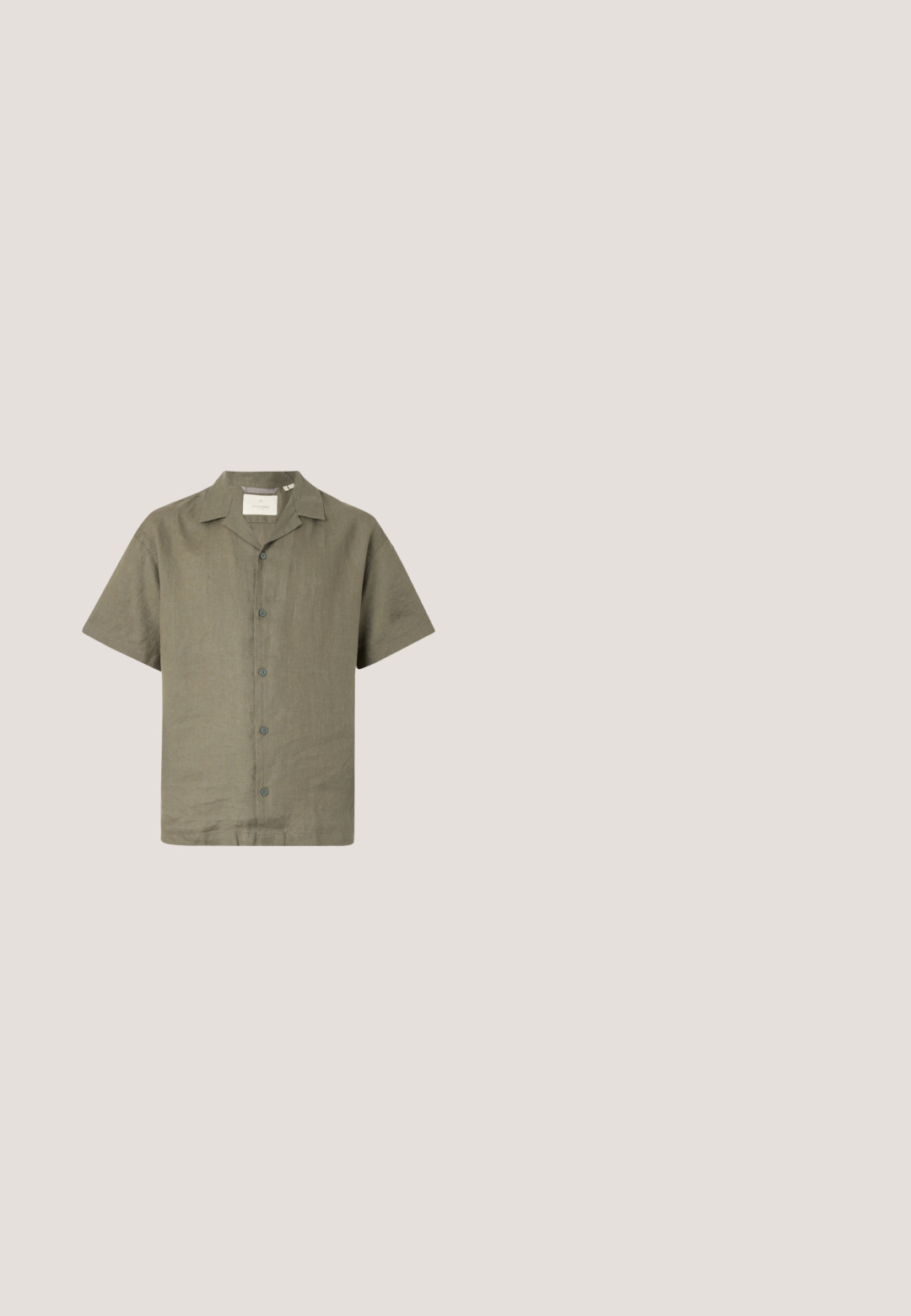 Korte mouw shirt in olijfgroen linnen met een camp collar en zes bijpassende knopen aan de voorkant, met een relaxte pasvorm en gestructureerde stof.; Beige linnen korte broek met rechte pasvorm, voorzien van voorvouwen, een knoopsluiting en opgerolde zoomdetails. Soepele textuur met een minimalistisch ontwerp.; Witte canvas lage sneaker met witte veters, rubberen zool en metalen oogjes, weergegeven vanaf de buitenkant tegen een effen achtergrond.; Ray-Ban zonnebrillen met groene lenzen, zwarte plastic monturen en gouden accenten aan de randen. Vierkante vorm met een matte afwerking.; Crèmekleurige canvas boodschappentas met voorvak, twee handvatten, verstelbare schouderriem en kleine gele "O.N.S" tekst rechtsonder op het vak.; Geweven beige stoffen riem met zilveren gesp en bruine leren accenten, met een geperst paardenlogo op het leren uiteinde.