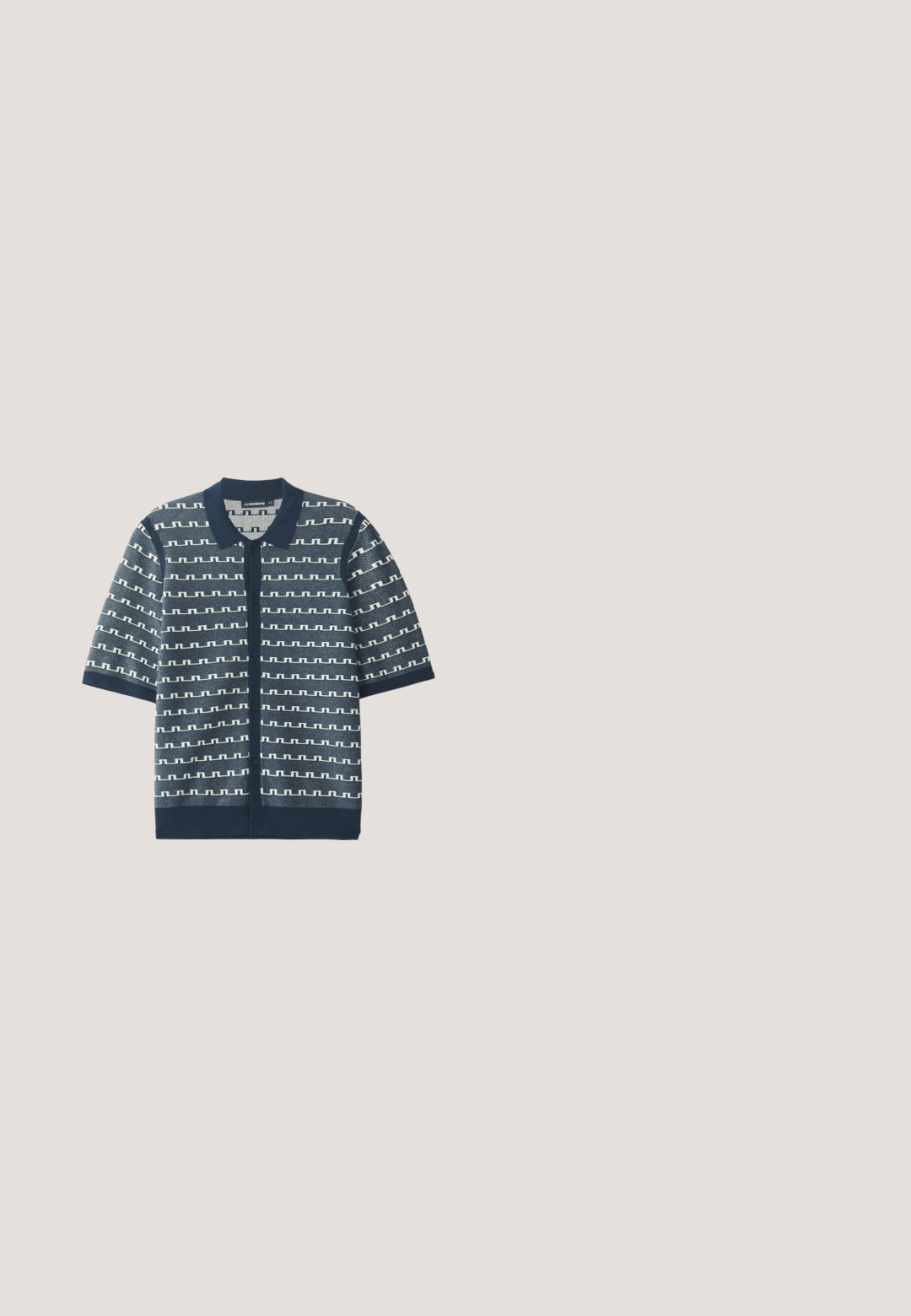 Navy-blaues kurzärmliges Strick-Cardigan mit einem geometrischen weißen Muster, Knopfverschluss und klassischem Kragen. Strukturierter Stoff mit kontrastierenden Akzenten.; Marineblaue Stoffhose mit dezenten weißen Nadelstreifen, Gürtelschlaufen und einem Frontreißverschluss, präsentiert vor einem schlichten weißen Hintergrund.; Glänzender schwarzer Leder-Loafer mit einem Riemendetail, auf einem beigen Teppich neben einem runden braunen Couchtisch in einem sanft beleuchteten Raum platziert.; Dünner Metallrahmen-Sonnenbrille mit Doppelbrücke, ovalen getönten Gläsern und schlanken dunkelblauen Bügeln, die auf einer weißen Oberfläche liegen.; Schwarze Lederakte mit doppelten Obergriffen, einer Fronttasche und einem abnehmbaren Tragegurt, mit subtiler Markierung am Boden.; Schwarzer Ledergürtel mit silberner Metallschnalle, flach auf einer weißen Oberfläche liegend, mit dem auf der Schnalle eingravierten Markennamen.