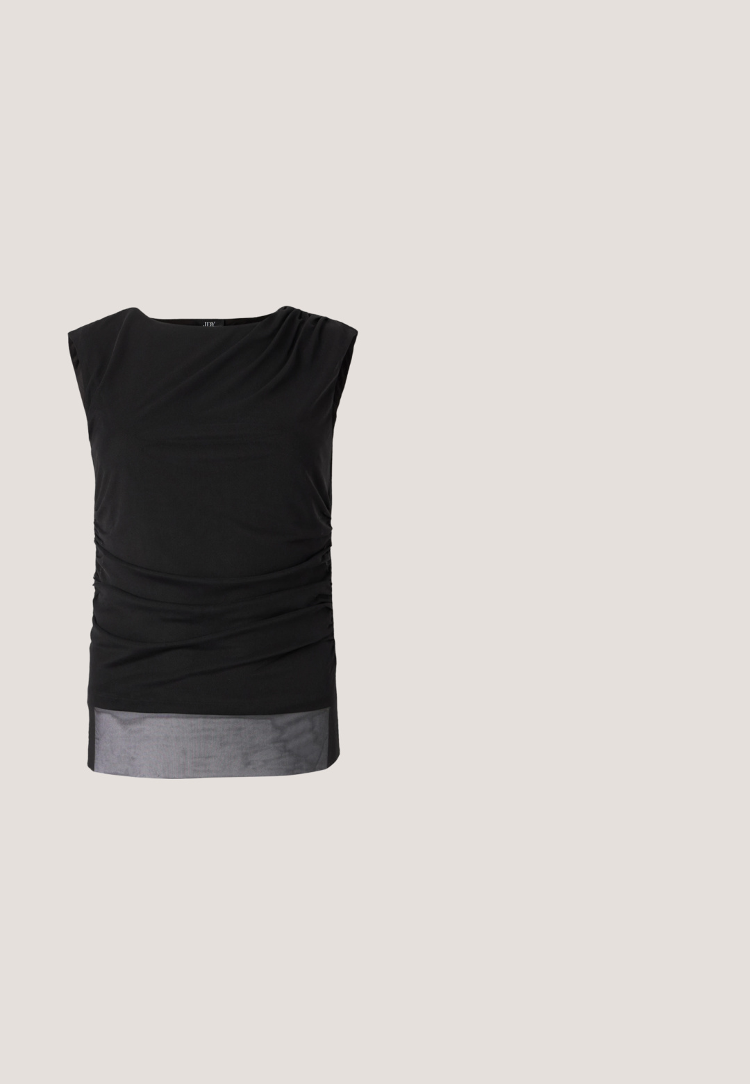 Top sin mangas negro hecho de tela elástica, con lados fruncidos, cuello de barco y un dobladillo inferior transparente.; Pantalones negros de pierna ancha con lunares blancos, cintura alta y pliegues debajo de la cinturilla.; Zapato slingback negro de charol con punta afilada y tacón bajo cuadrado, con un detalle en plata. Diseño elegante con un mínimo de adornos.; Bolso de hombro rectangular negro con una correa ajustable y un cierre de cremallera superior sobre un fondo liso.; Pendientes de plata con una forma orgánica y abstracta. Superficie lisa y brillante con un diseño cónico. Presentan suaves curvas y un detalle de línea central.; Collar de cadena de plata con dos cadenas superpuestas que cuentan con pequeños colgantes en forma de corazón repartidos uniformemente a lo largo de la cadena inferior.